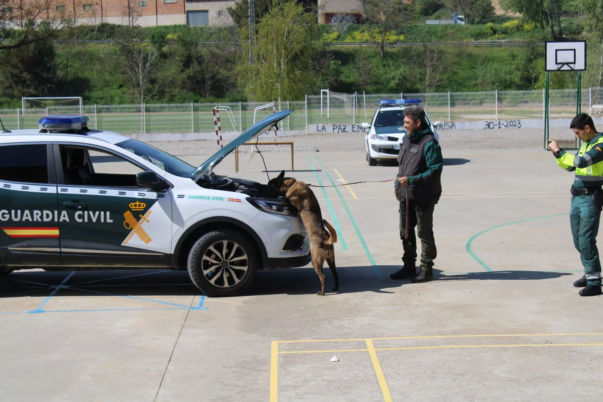 Jornada de la Guardia Civil con los alumnos del colegio San Miguel de Tamarite de Litera.
