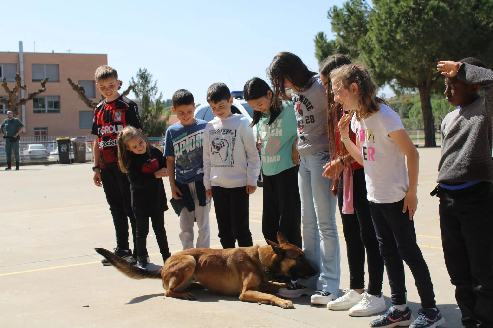 Jornada de la Guardia Civil con los alumnos del colegio San Miguel de Tamarite de Litera.
