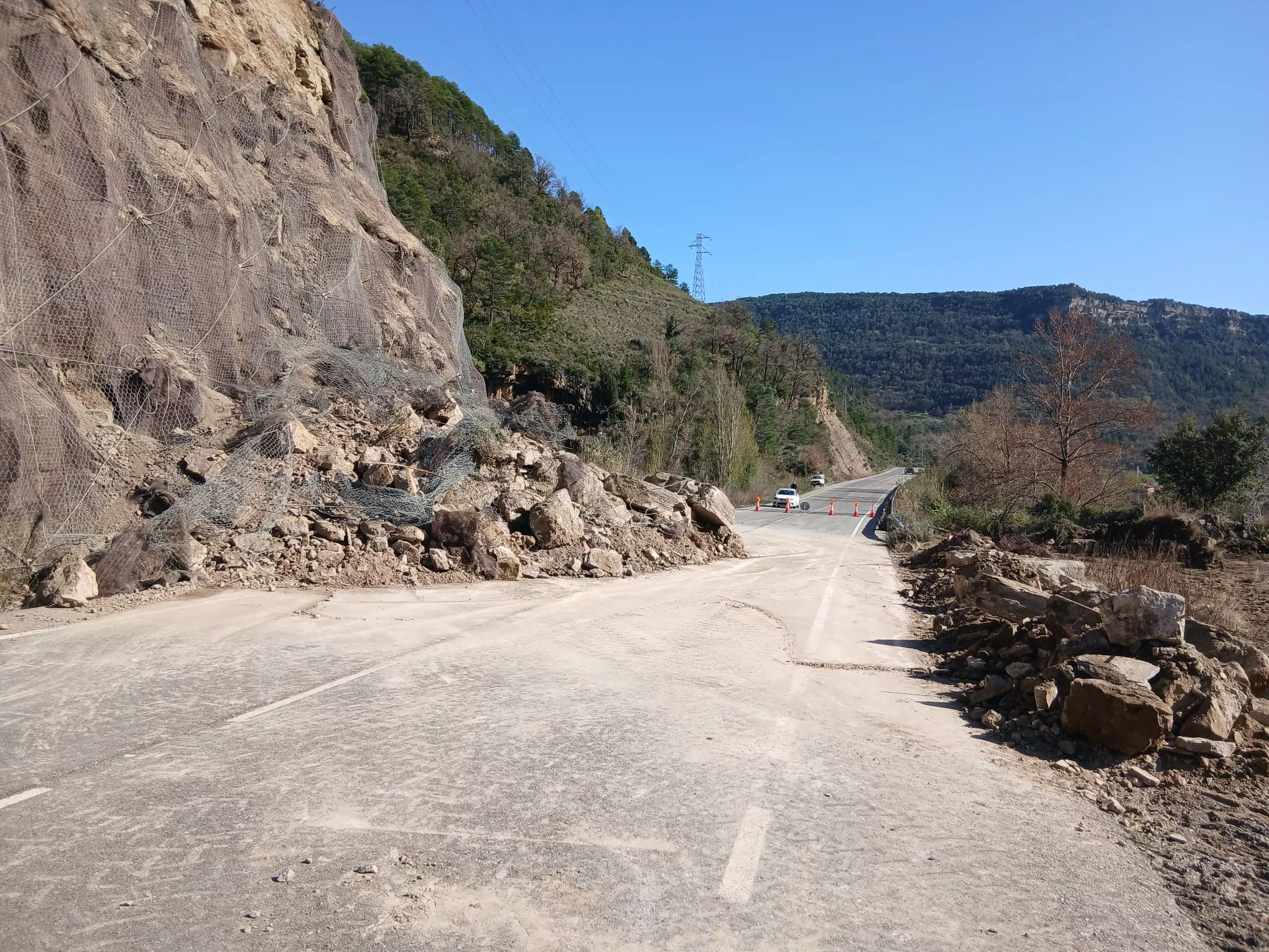 Uno de los carriles de la A-139 ha quedado abierto para posibilitar el paso de vehículos de emergencia.
