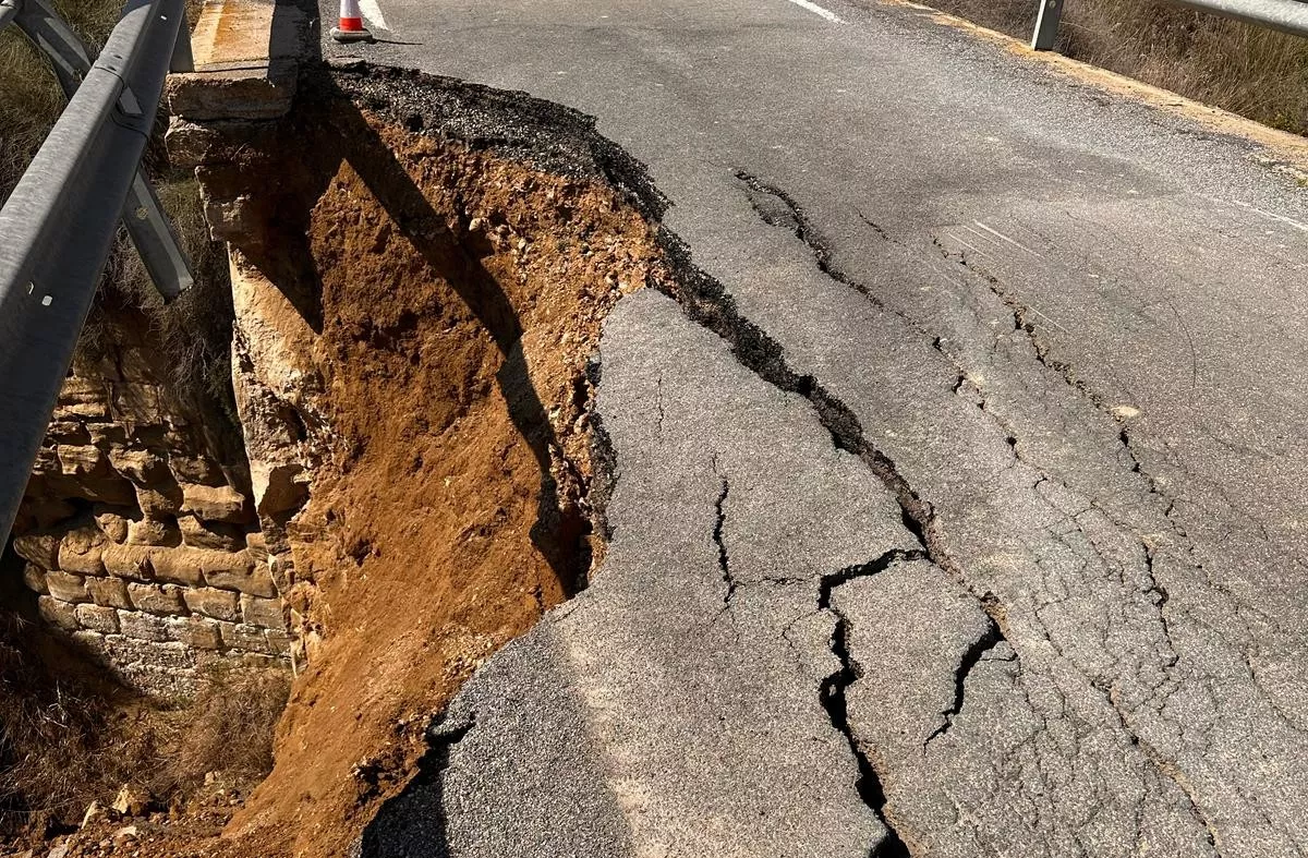 Cortada la A-1217 por un desprendimiento del firme en Peralta de Alcofea.