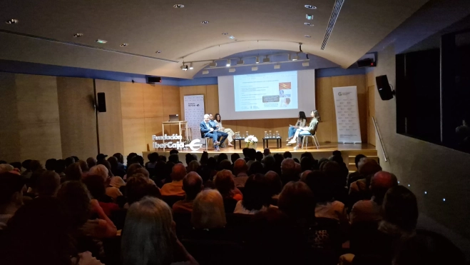 El salón de actos se ha llenado para escuchar a los especialistas. Foto Myriam Martínez El salón de actos se ha llenado para escuchar a los especialistas. Foto Myriam Martínez