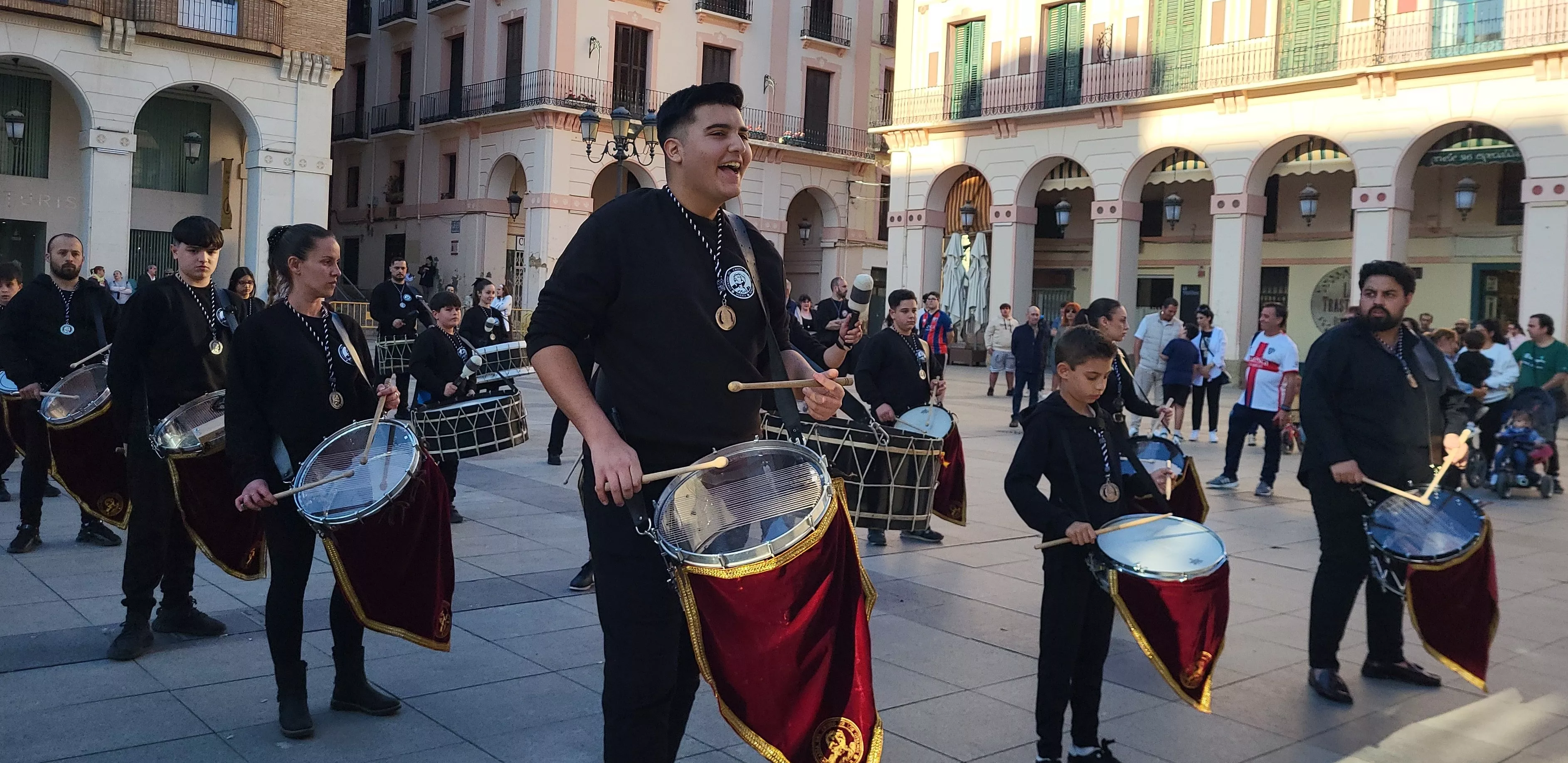 Actuación de la Cofradía del Santo Cristo de los Gitanos en Huesca, Foto Mercedes Manterola