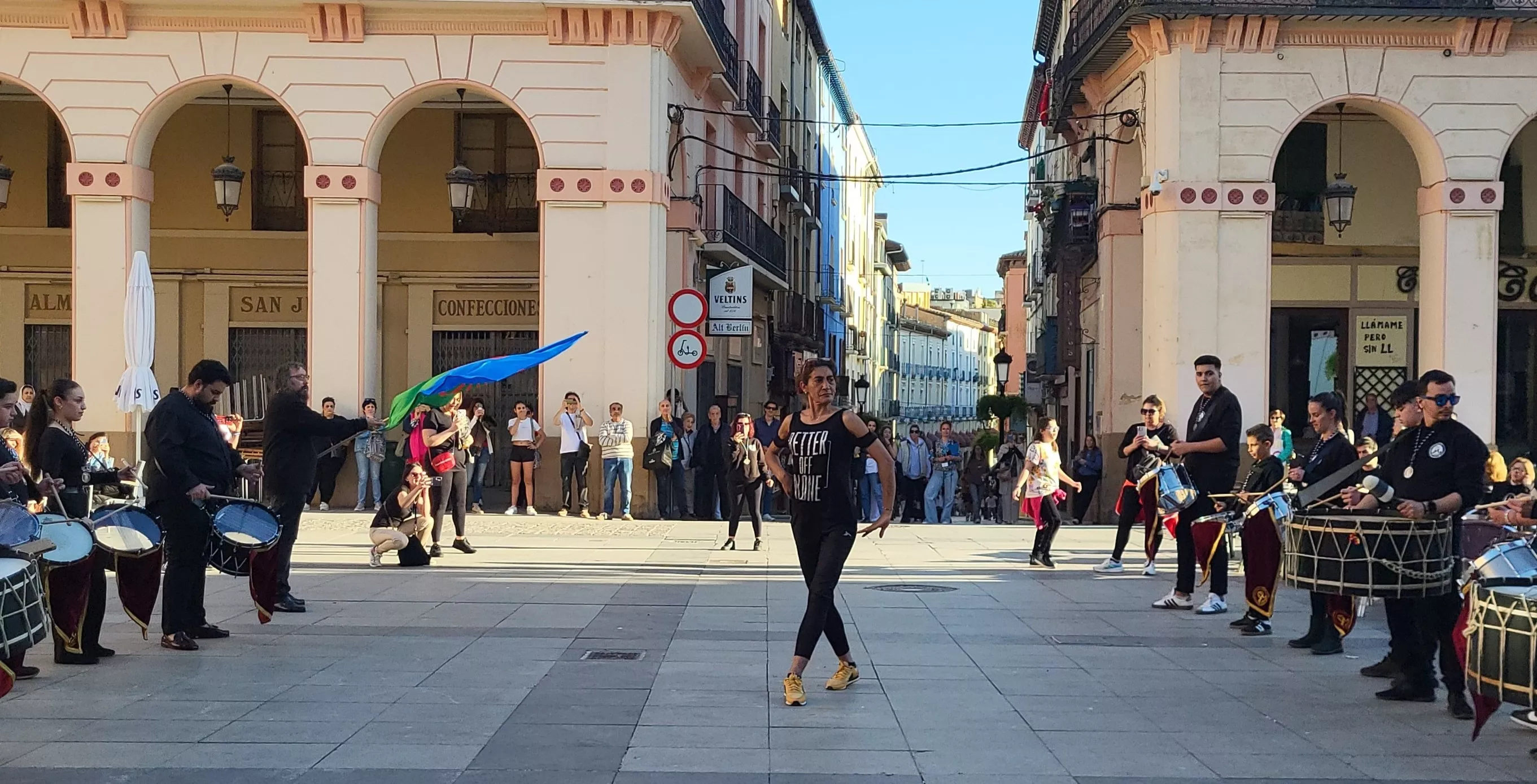 Actuación de la Cofradía del Santo Cristo de los Gitanos en Huesca, Foto Mercedes Manterola