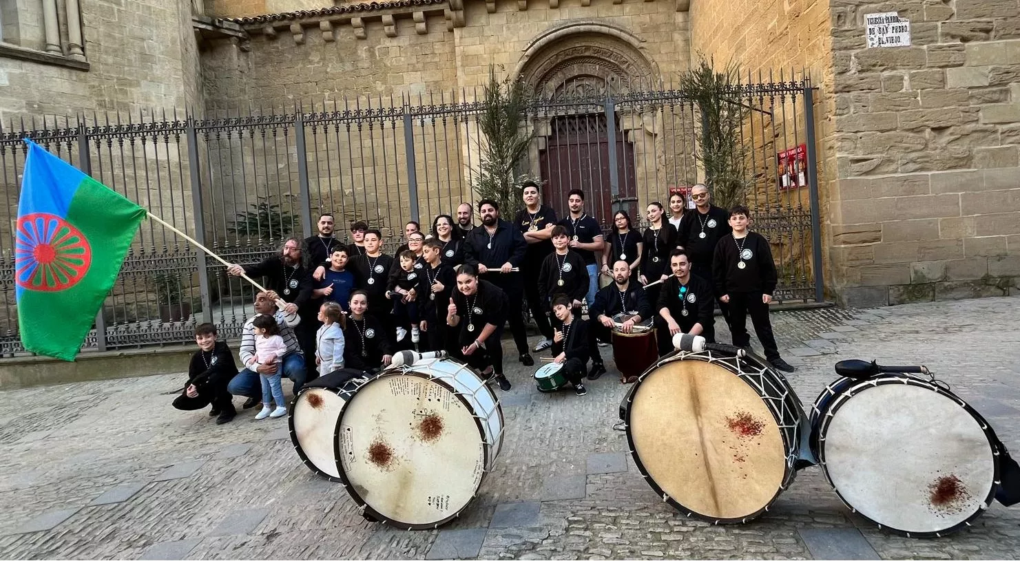 Actuación de la Cofradía del Santo Cristo de los Gitanos en Huesca, Foto Mercedes Manterola