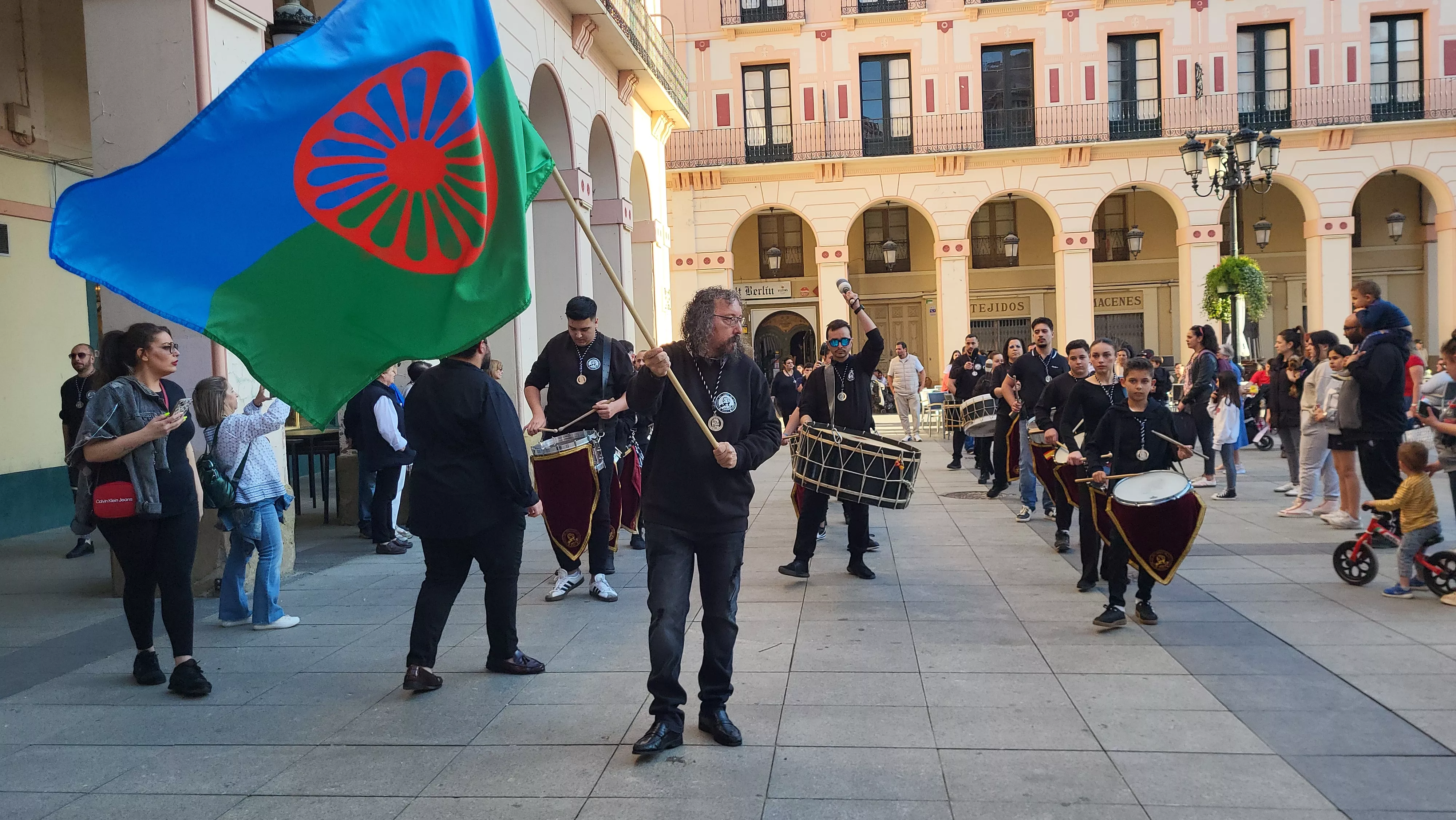 Actuación de la Cofradía del Santo Cristo de los Gitanos en Huesca, Foto Mercedes Manterola