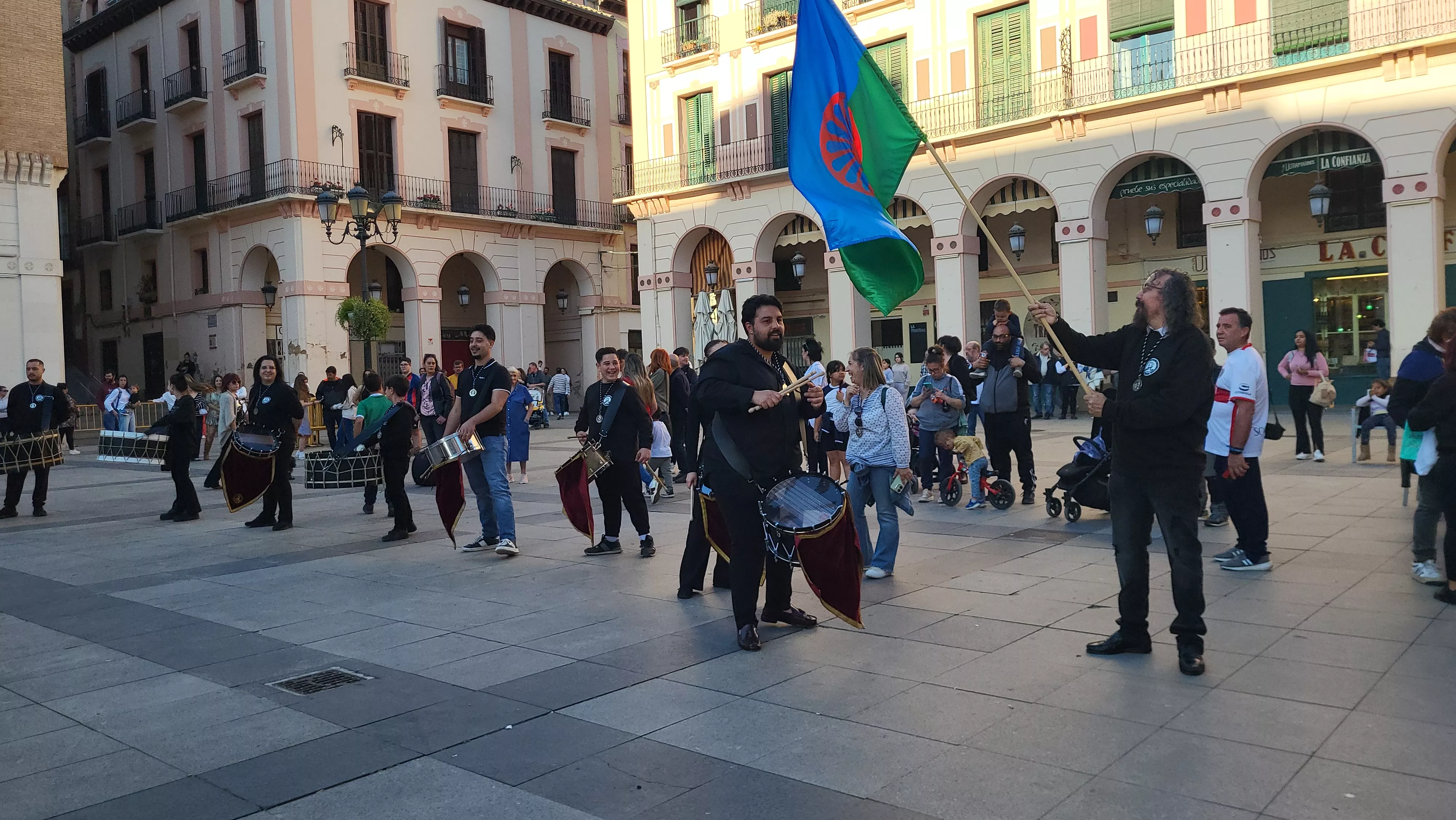 Actuación de la Cofradía del Santo Cristo de los Gitanos en Huesca, Foto Mercedes Manterola