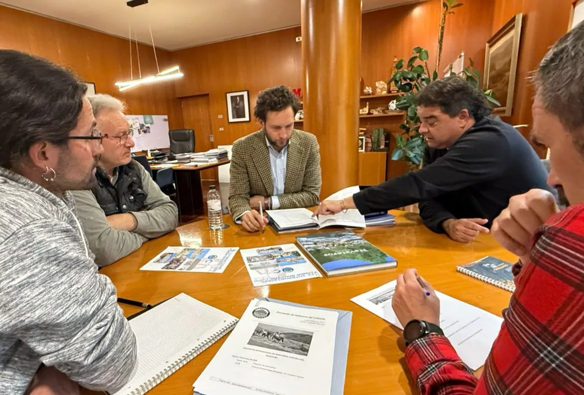 Isaac Claver con el alcalde de Laspuña y miembros de la asociación de nabateros