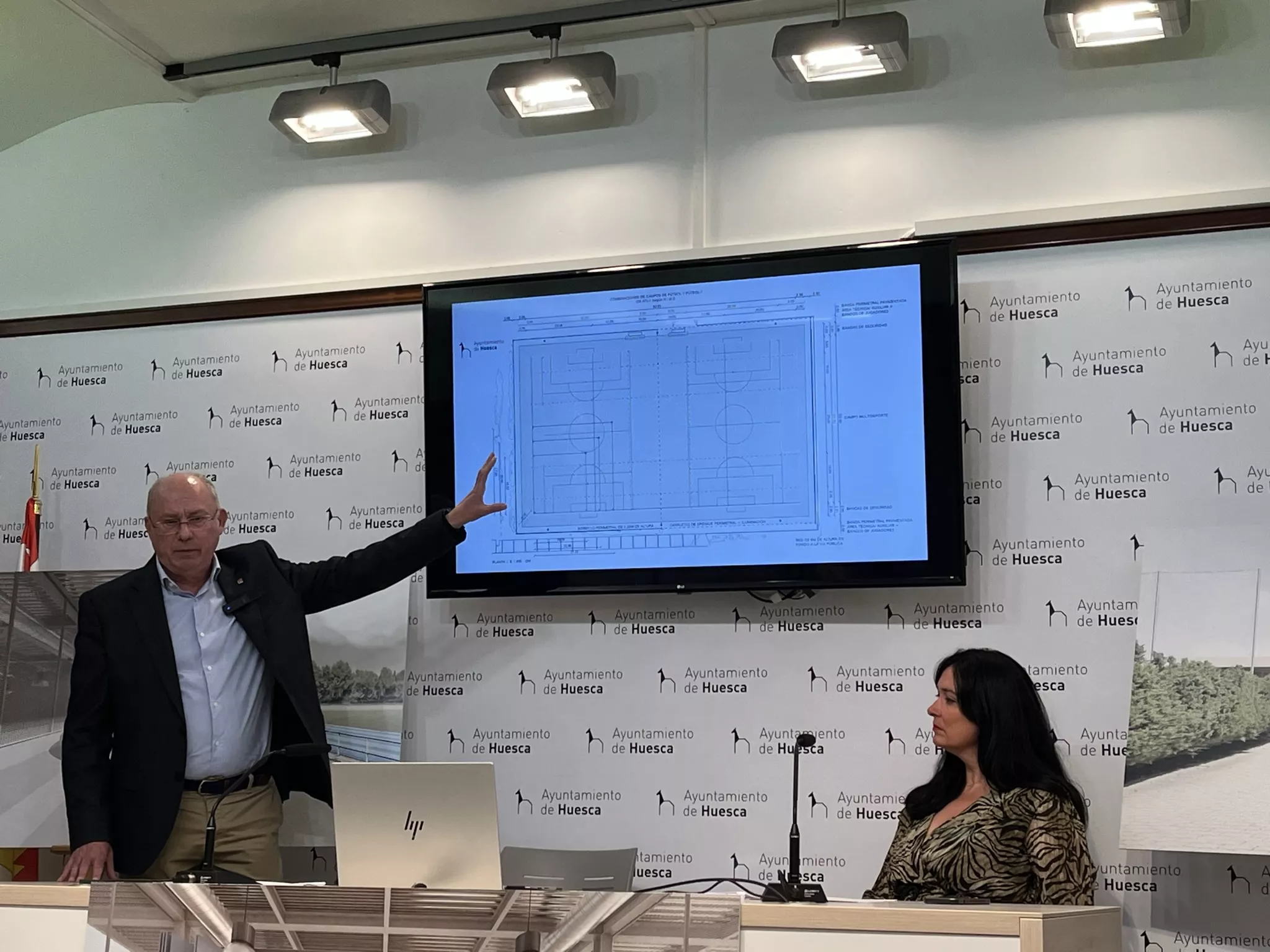 Carranza explica el nuevo proyecto de la Ciudad Deportiva José María Escriche junto a Orduna. Foto: Adri Mora Carranza explica el nuevo proyecto de la Ciudad Deportiva José María Escriche junto a Orduna. Foto: Adri Mora