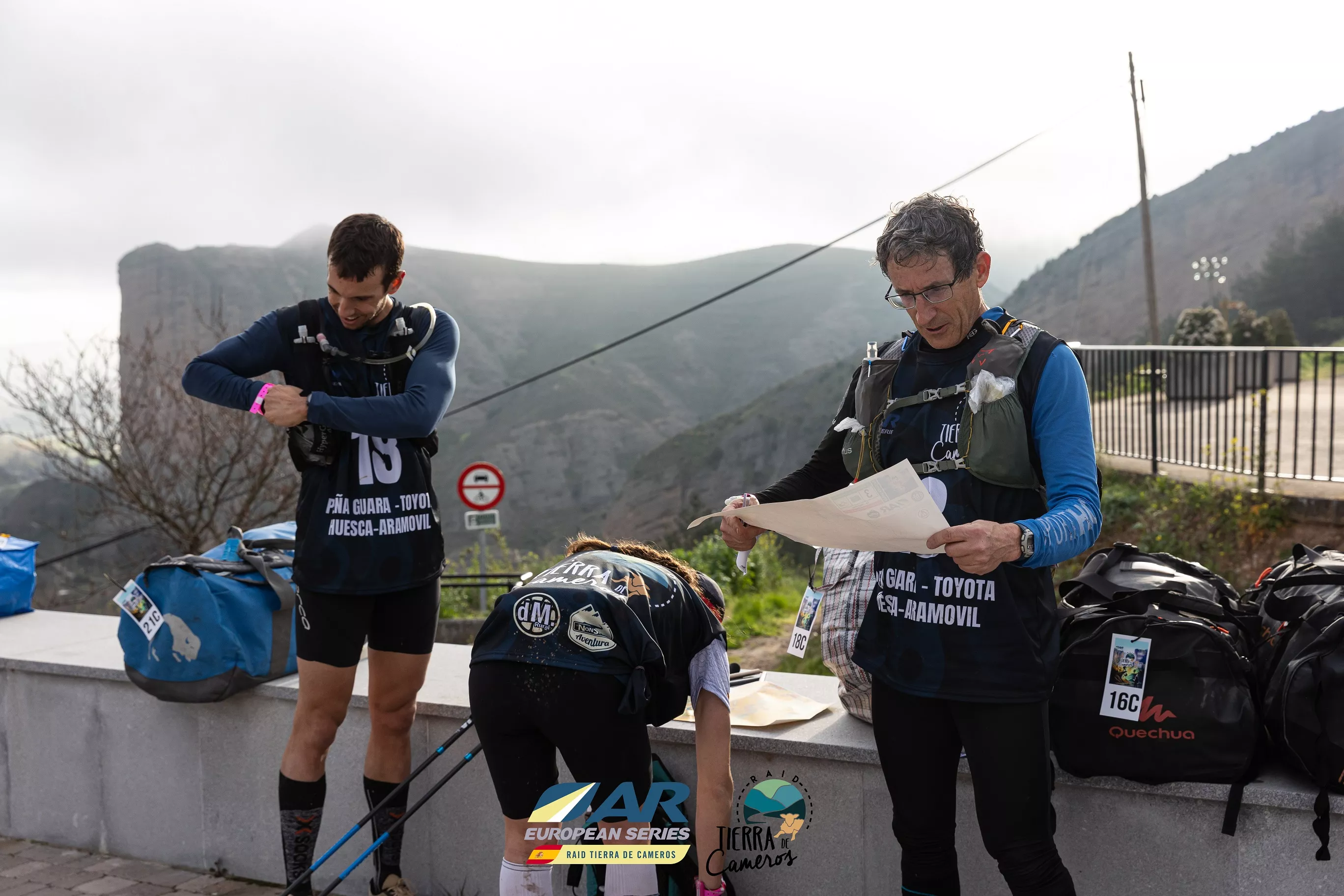 Equipo Peña Guara Toyota Huesca Aramovil en una transición antes de salir a un trekking