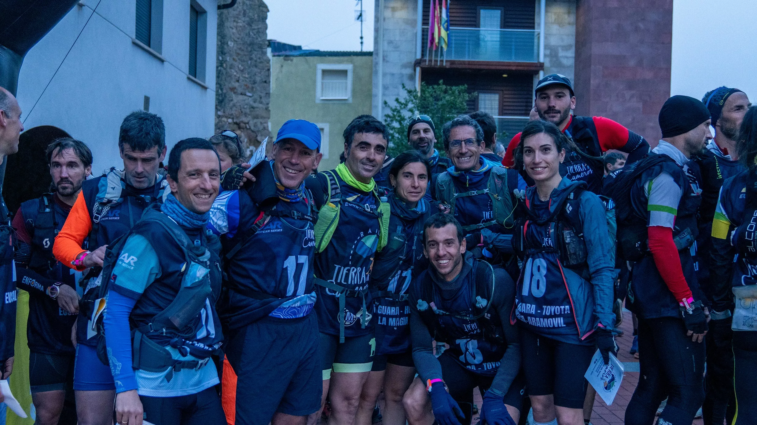 Los dos equipos de categoría Elite antes de tomar la salida