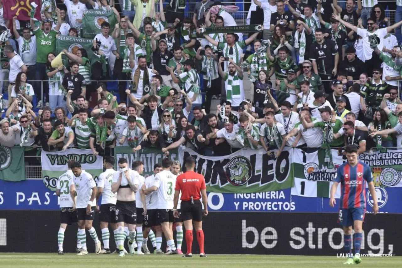 Foto de archivo de un Huesca-Racing. Los cántabros celebran un gol. Foto: LaLiga