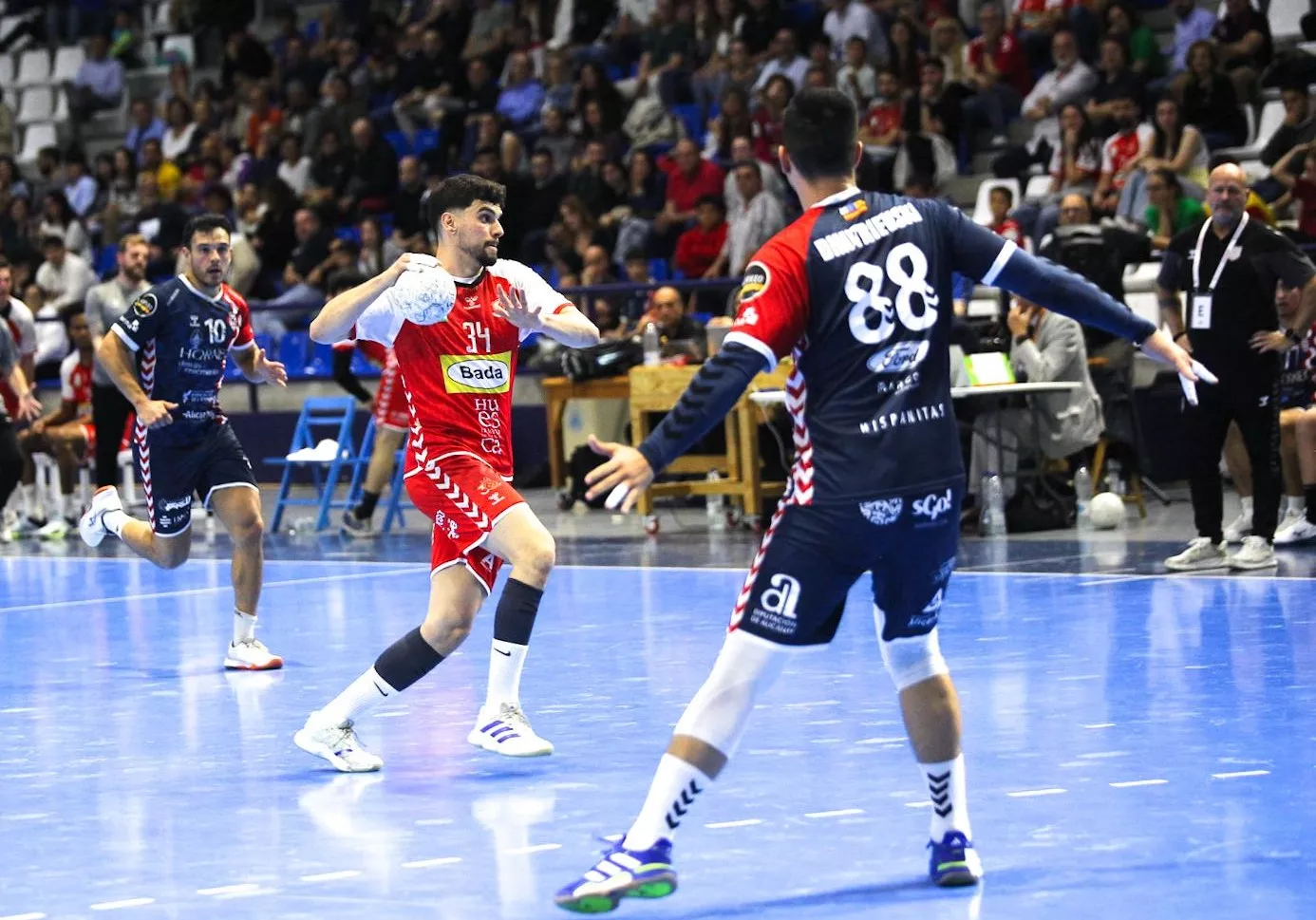 Miguel Malo intercepta un balón en el partido ante Alicante. Foto: Hugo Izquierdo