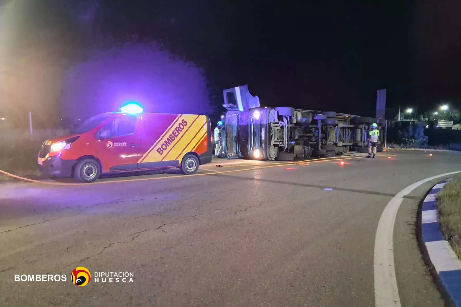 Imagen del lugar del accidente. Un herido, al volcar un camión con carne entre Binéfar y Binaced