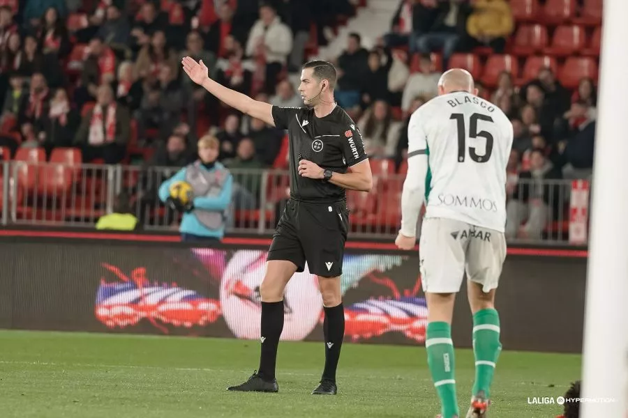 Lax Franco, junto a Blasco, en el partido del Huesca en Almería. Foto: LaLiga