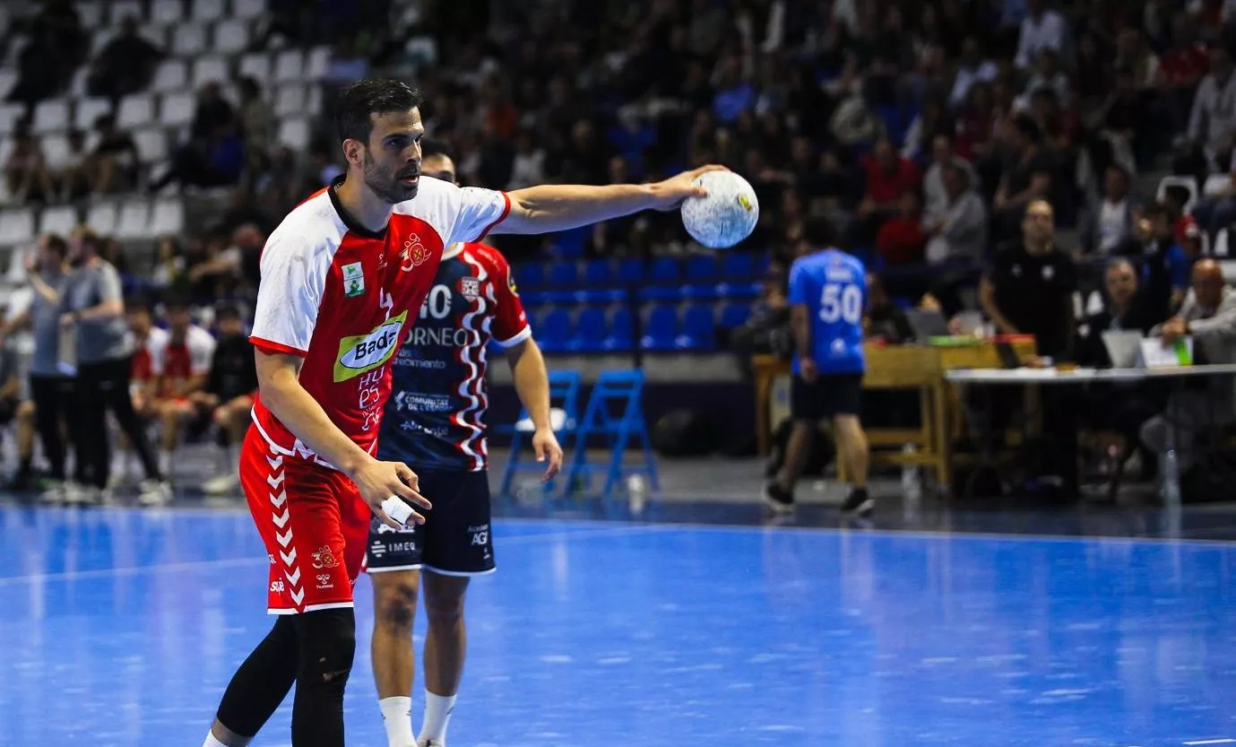 Borragán, jugador de Bada Huesca, lanza un penalti en el partido ante EON Alicante. Foto: Hugo Izquierdo