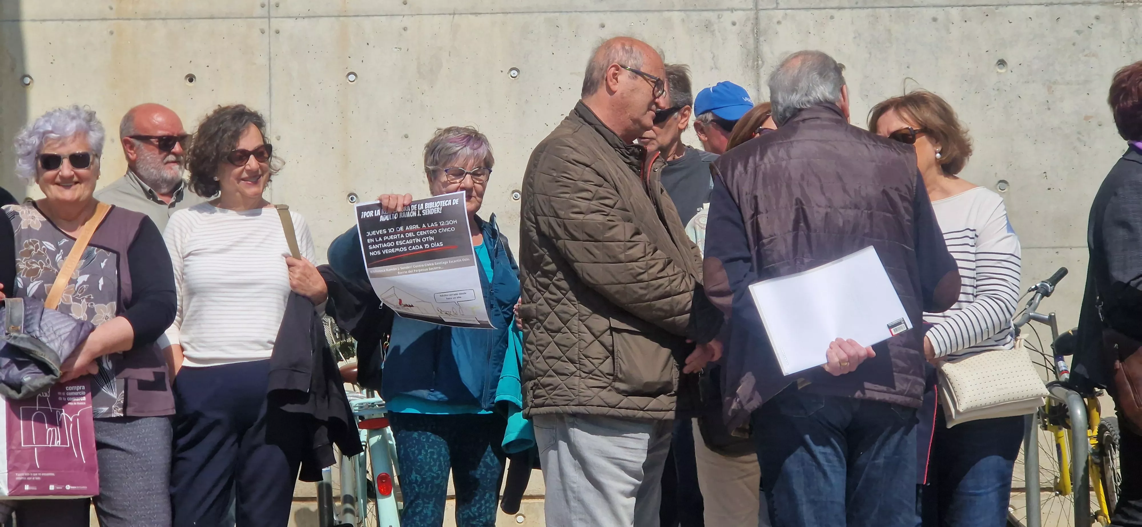 Segunda concentración por la reapertura de la biblioteca de adultos Ramón J. Sender. Foto Myriam Martínez