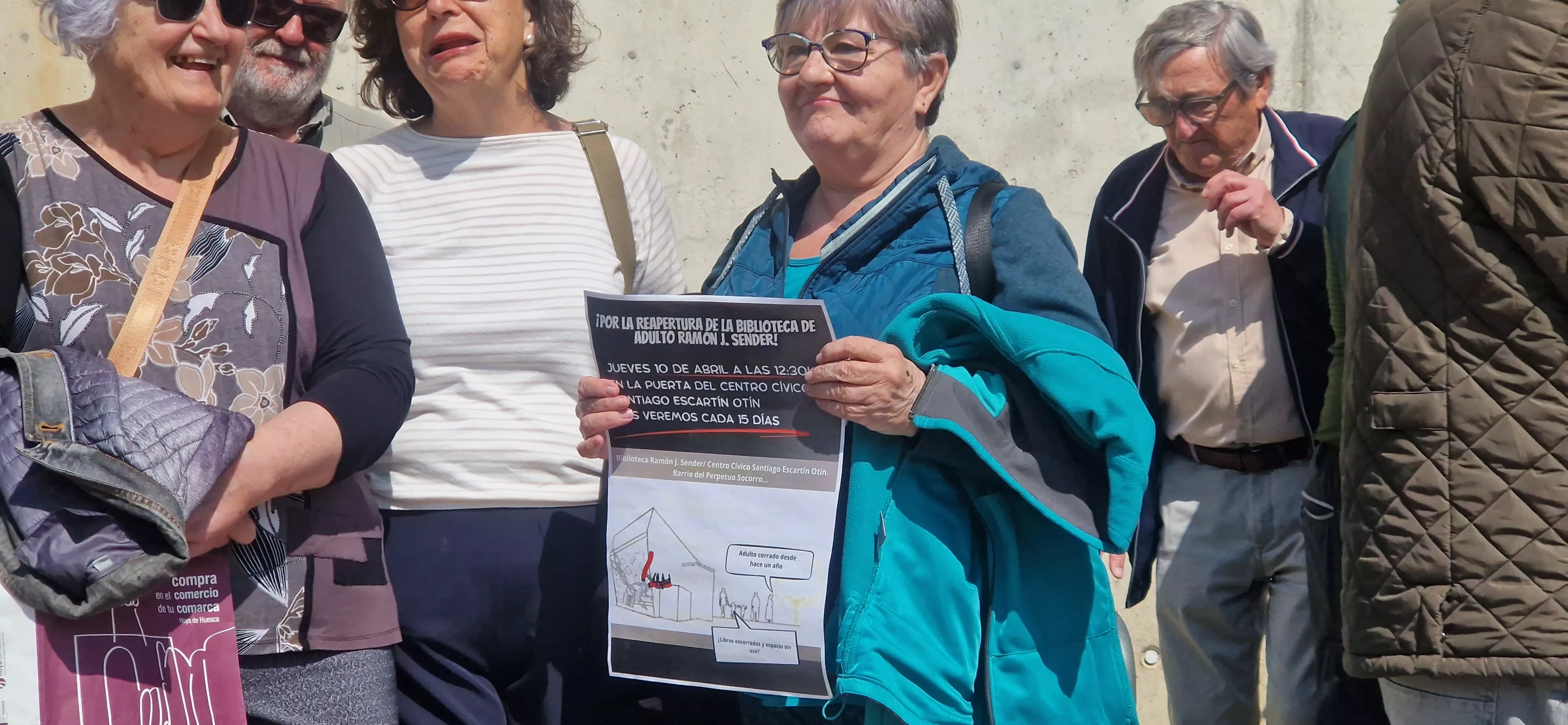 Segunda concentración por la reapertura de la biblioteca de adultos Ramón J. Sender. Foto Myriam Martínez