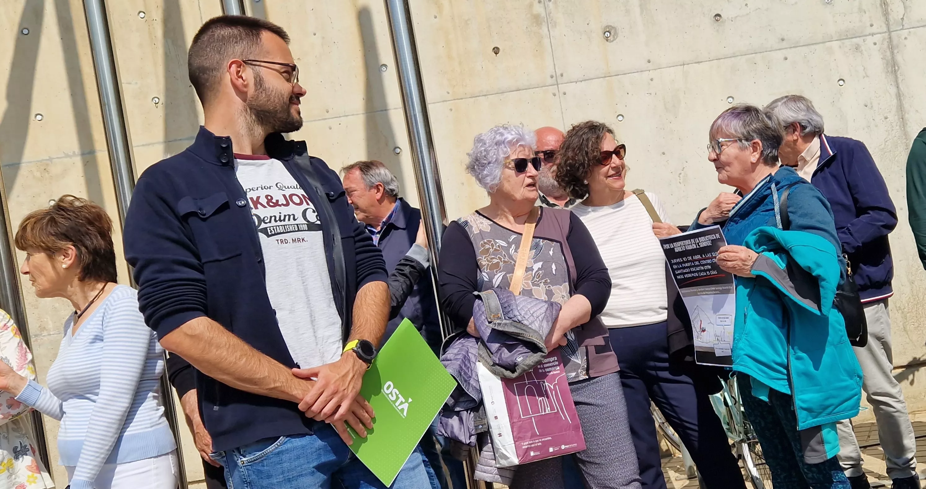 Segunda concentración por la reapertura de la biblioteca de adultos Ramón J. Sender. Foto Myriam Martínez