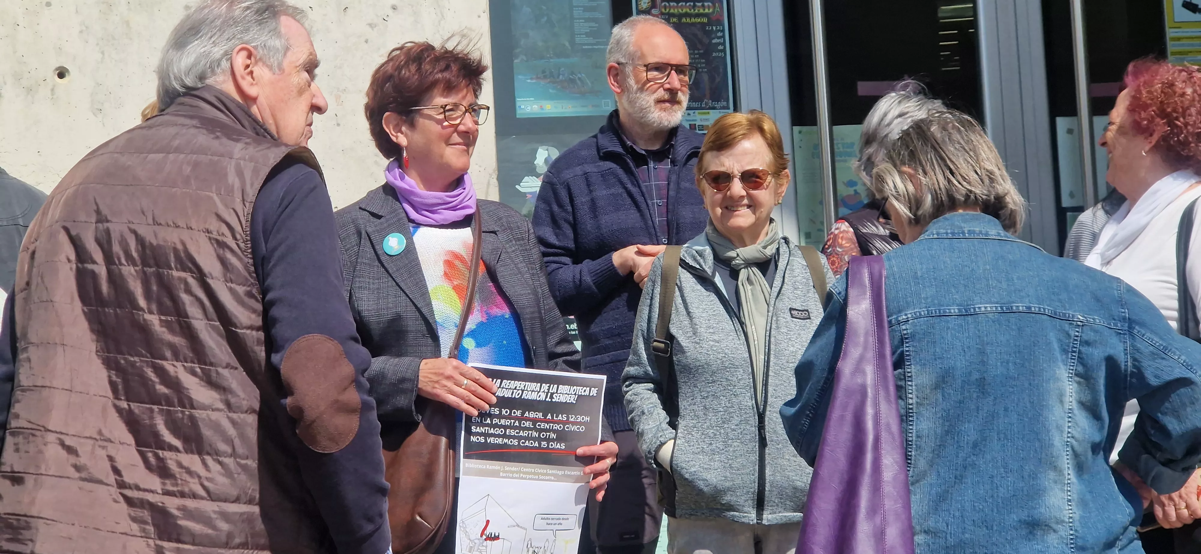 Segunda concentración por la reapertura de la biblioteca de adultos Ramón J. Sender. Foto Myriam Martínez