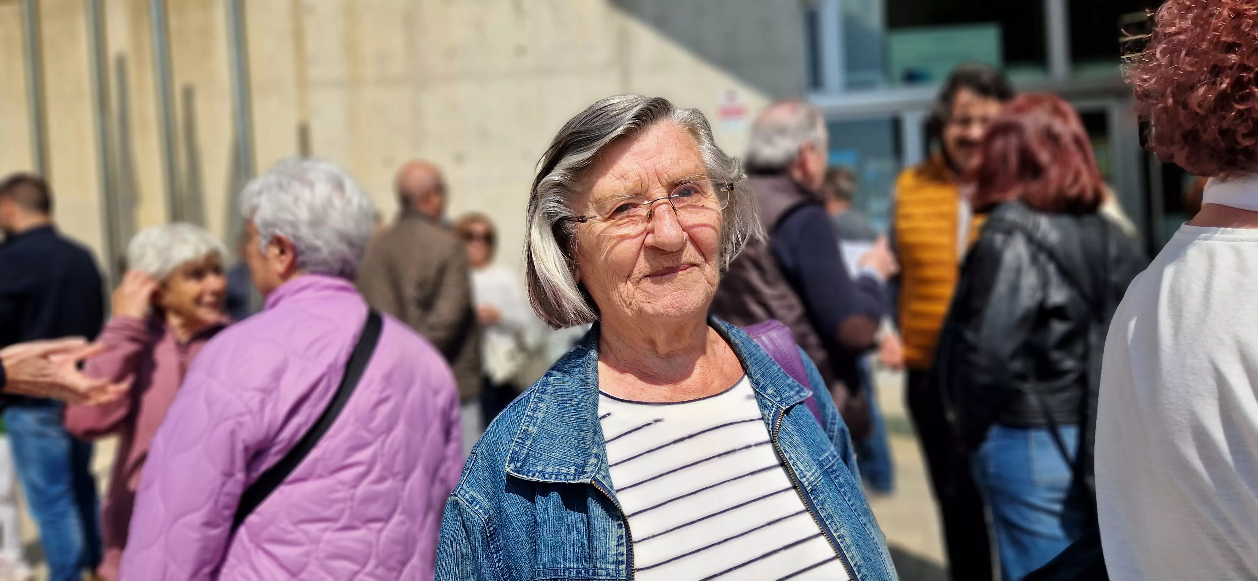 Angelines Ferrer, se ha manifestado para pedir la total reapertura de la biblioteca. Foto Myriam Martínez