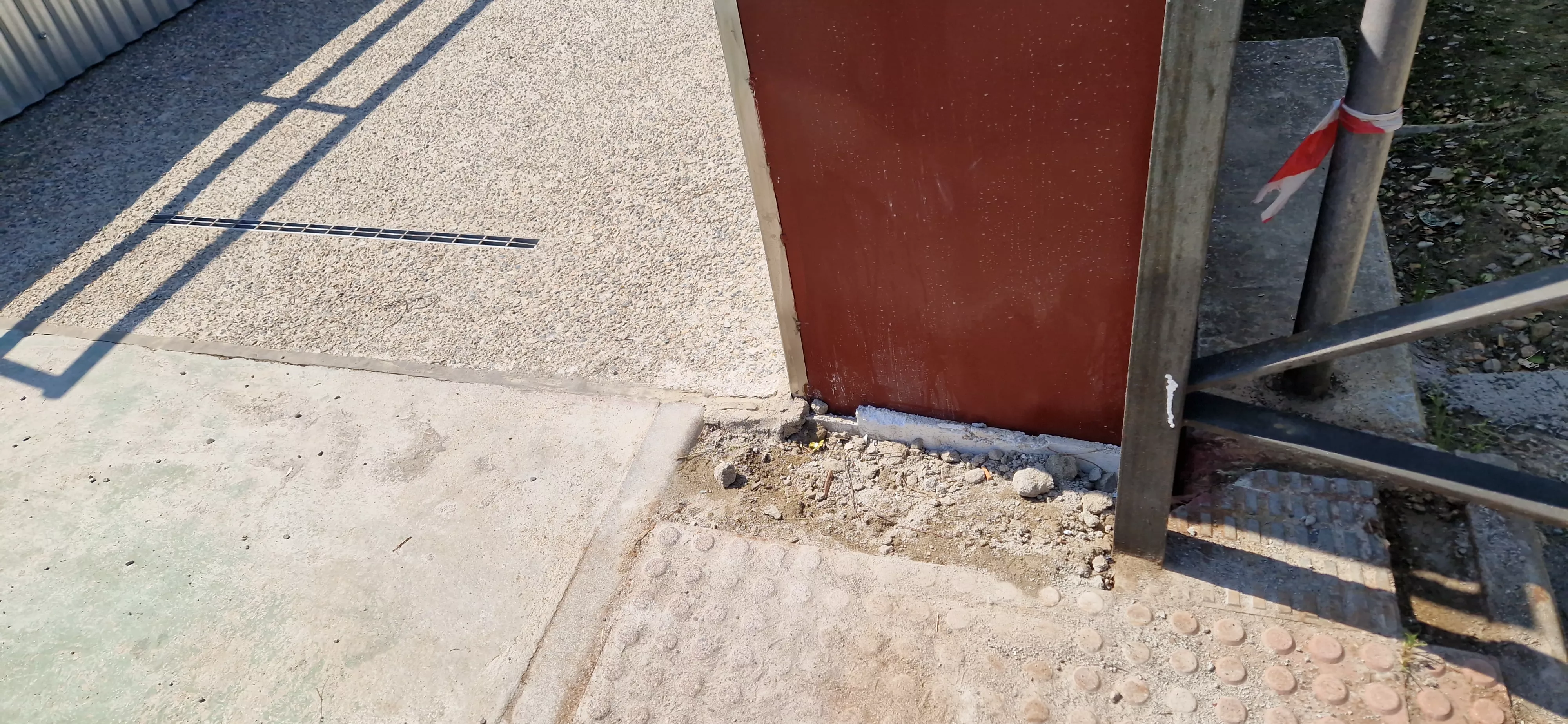 Baldosas que faltan en la parte derecha. Foto Myriam Martínez Baldosas que faltan en la parte derecha. Foto Myriam Martínez