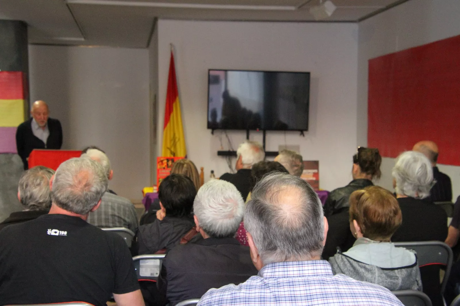 Proyección en el CRMAHU del podcast "La transición sangrienta". Foto Carlos Neofato