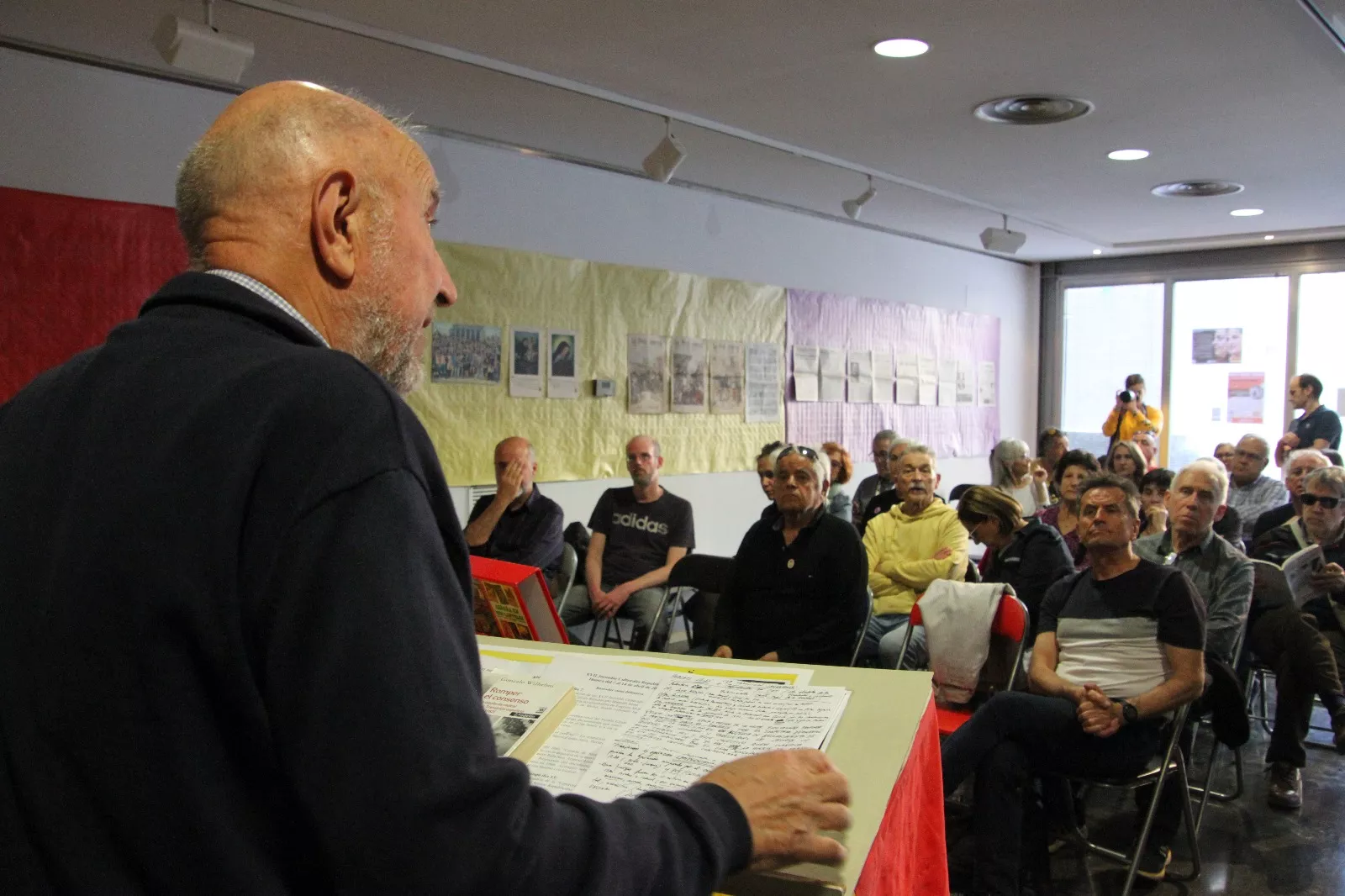 Proyección en el CRMAHU del podcast "La transición sangrienta". Foto Carlos Neofato