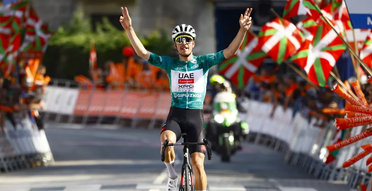 Almeida levanta los brazos en su victoria en la cuarta etapa de la Itzulia. Foto: @sprintcycling