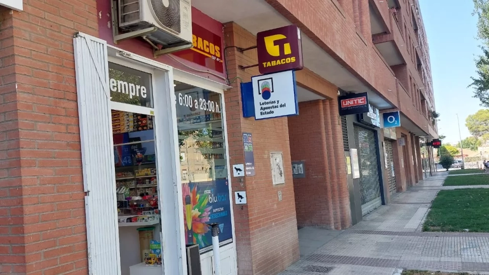 Estanco de la calle Teruel, donde ha tocado la lotería.