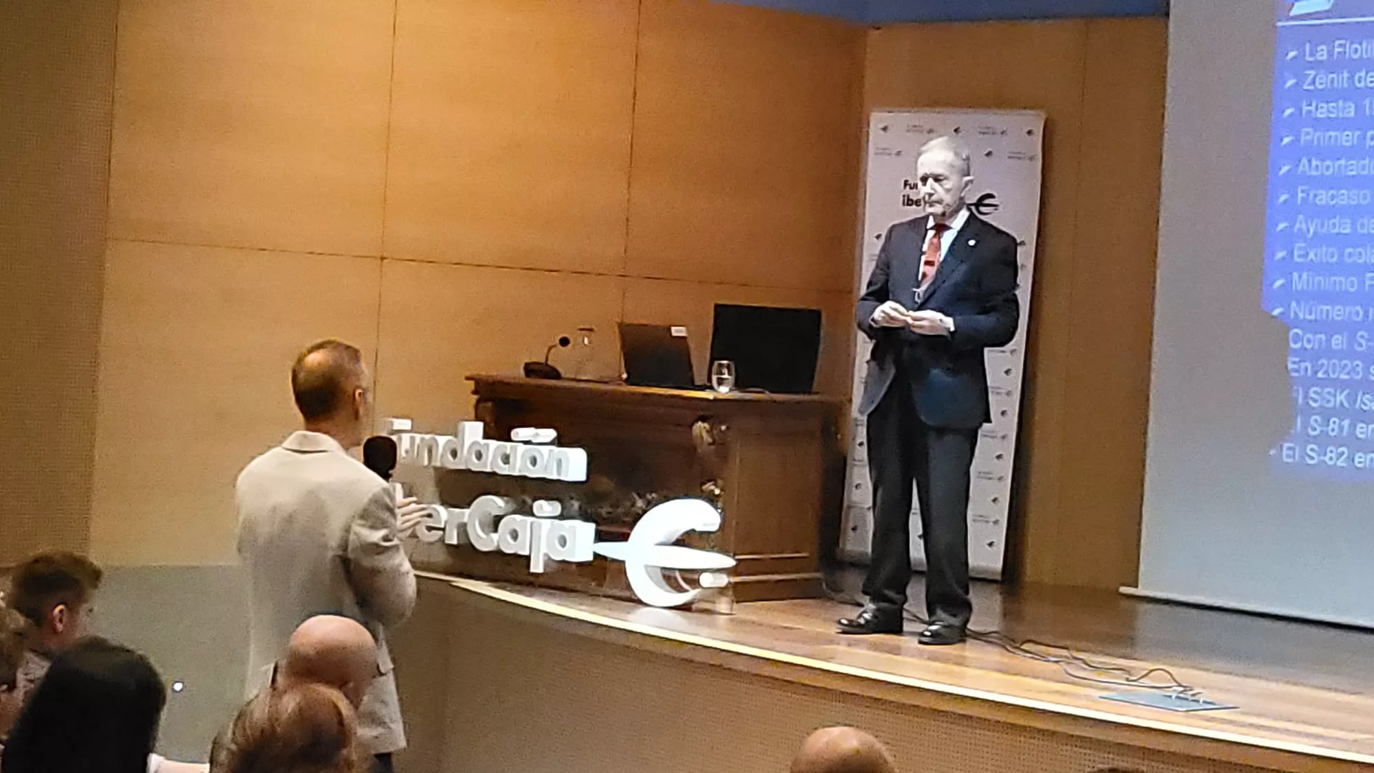 Conferencia del almirante José María Treviño en Huesca