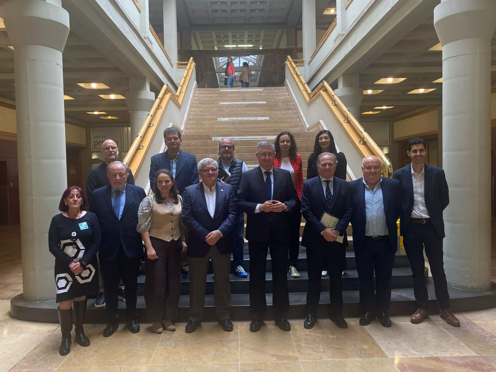 Autoridades del Turismo en Aragón con representantes de las asociaciones