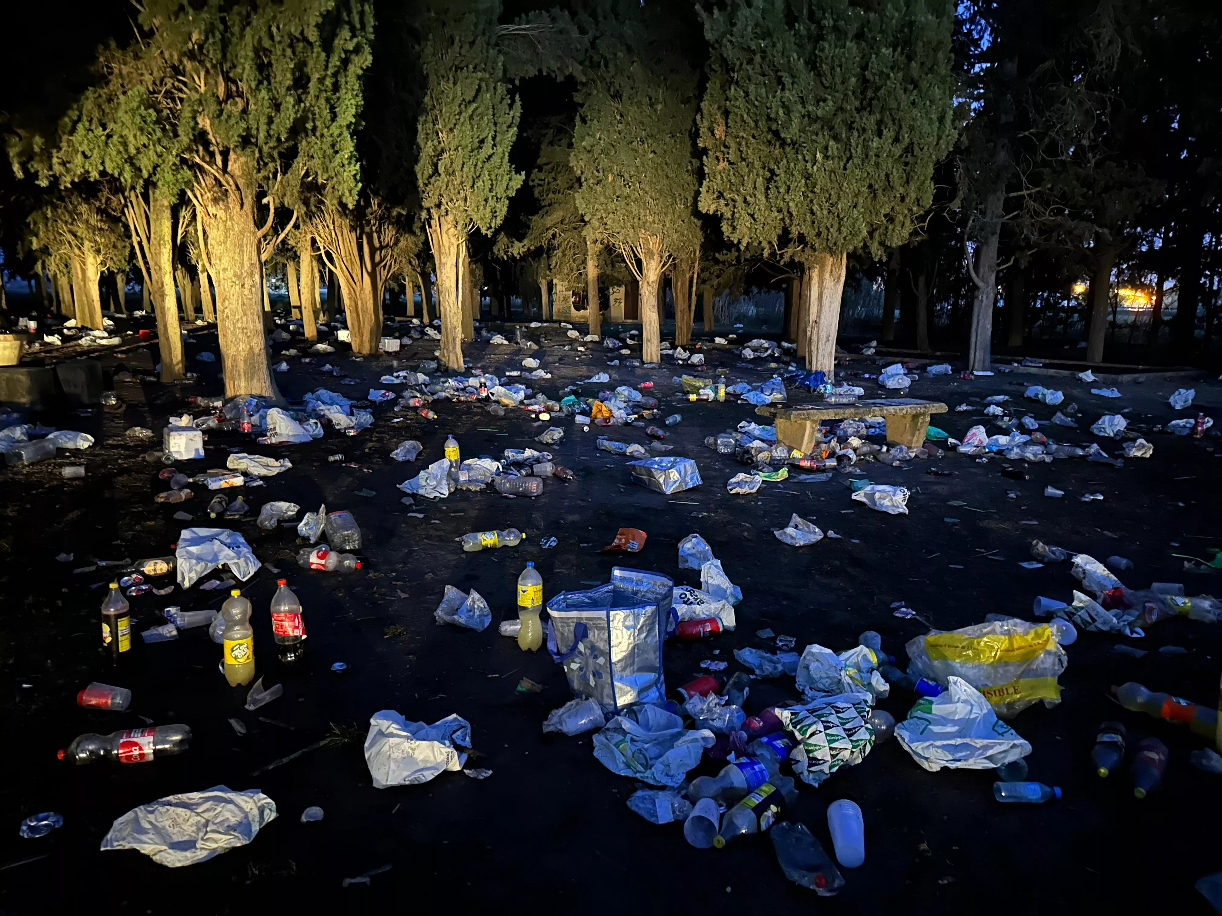 Los universitarios han dejado un rastro de suciedad a su paso por Salas, toneladas de basura.