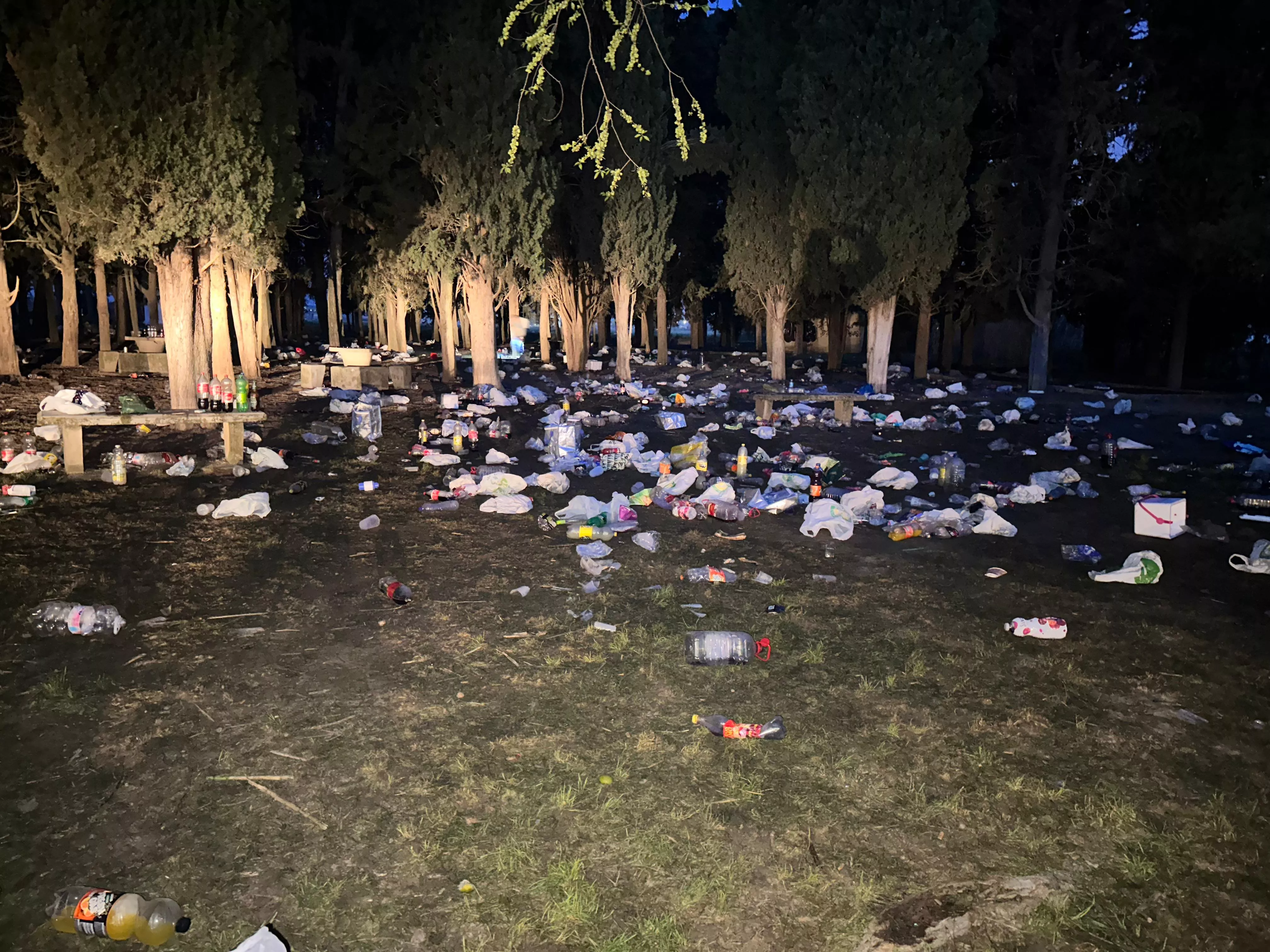 Suciedad en el entorno de Salas tras la fiesta universitaria.