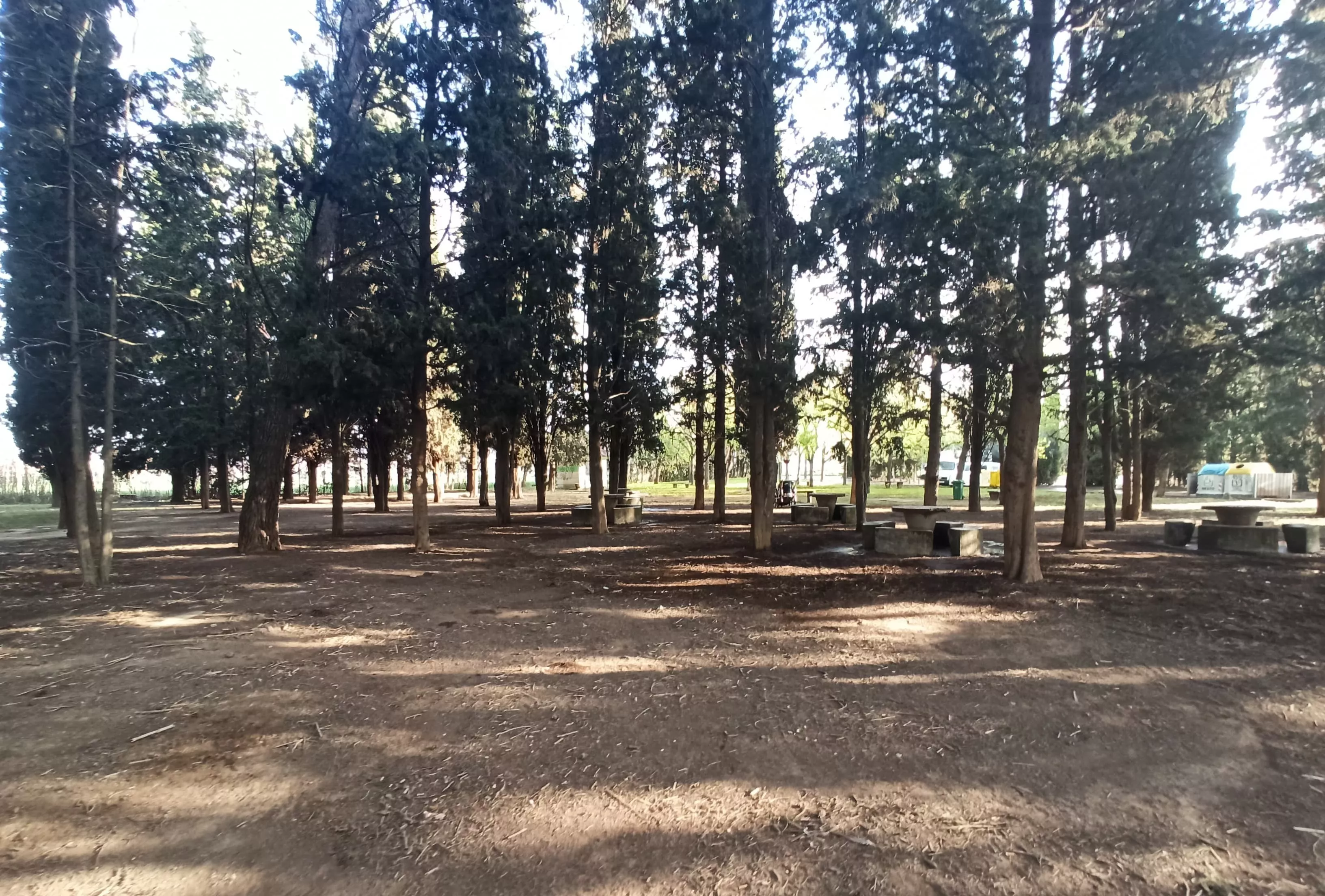 Suciedad en el entorno de Salas tras la fiesta universitaria.