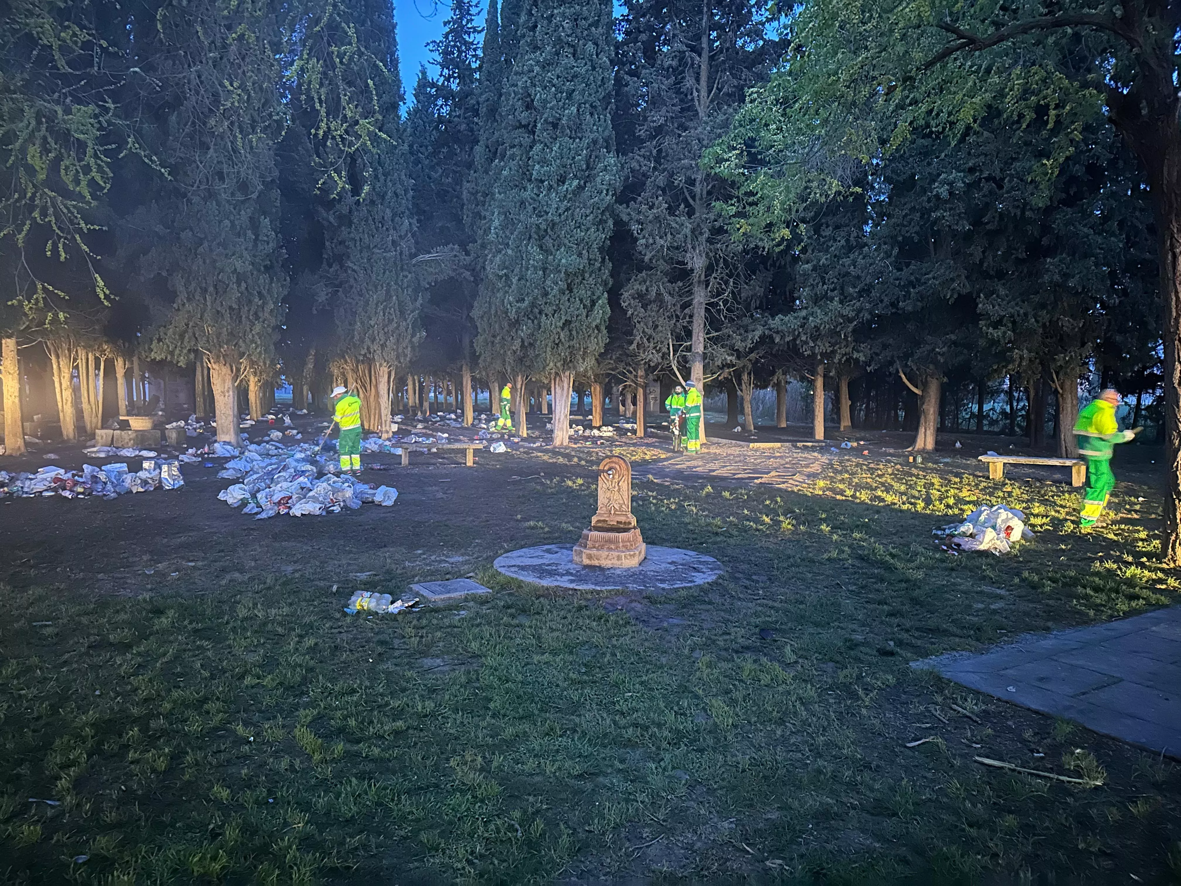 Suciedad en el entorno de Salas tras la fiesta universitaria.