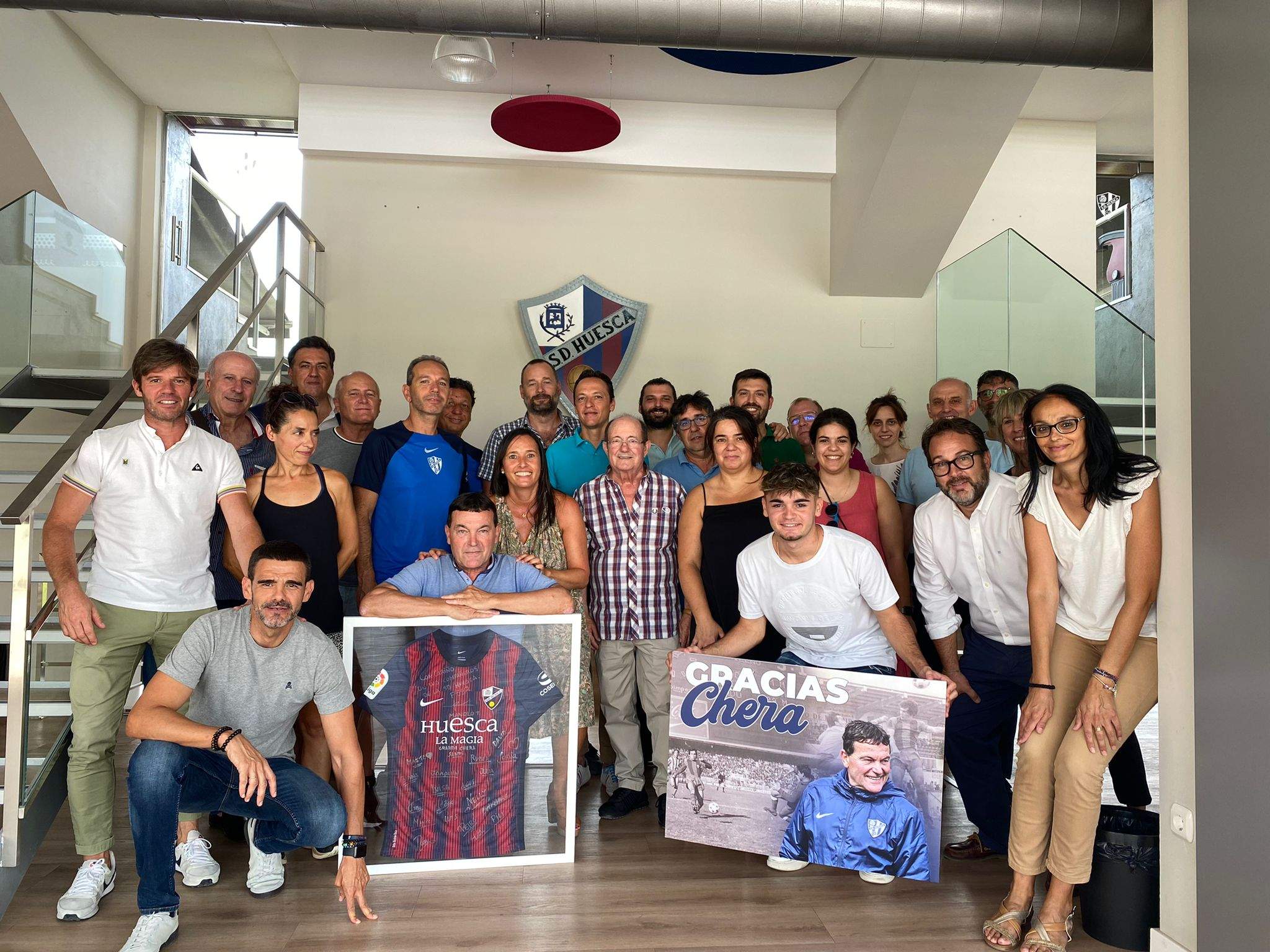 Grupo de directivos y trabajadores en el homenaje a Chera