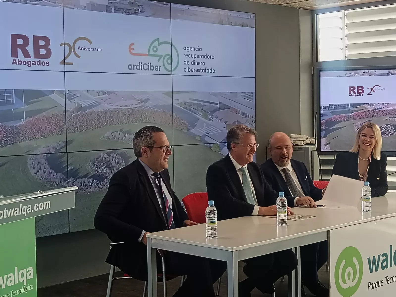 Luis Rubí entre Carlos Ortas y Carlos Solano.