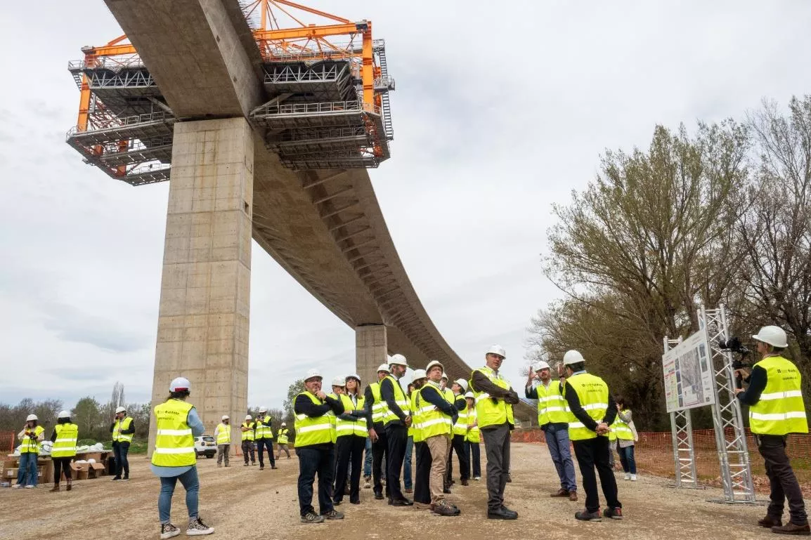 El ministro Óscar Puente ha visitado las obras del viaducto sobre los ríos Gállego y Aurín de la A-23.