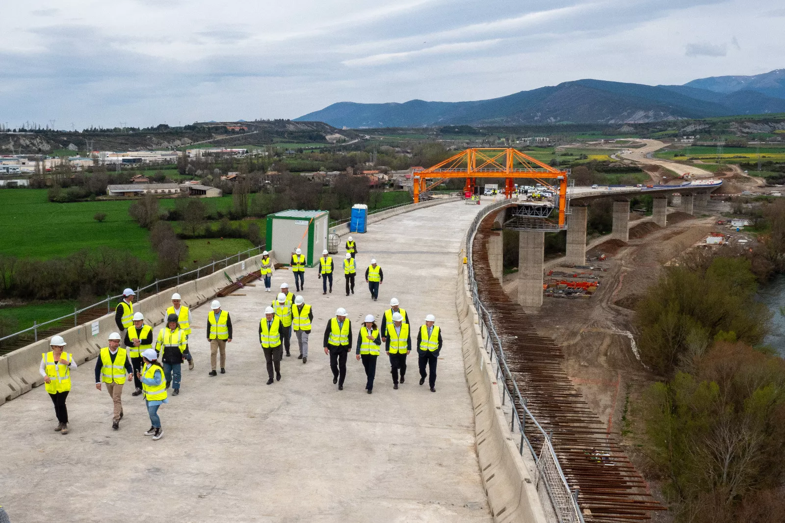 El ministro Óscar Puente ha visitado las obras del viaducto sobre los ríos Gállego y Aurín de la A-23.