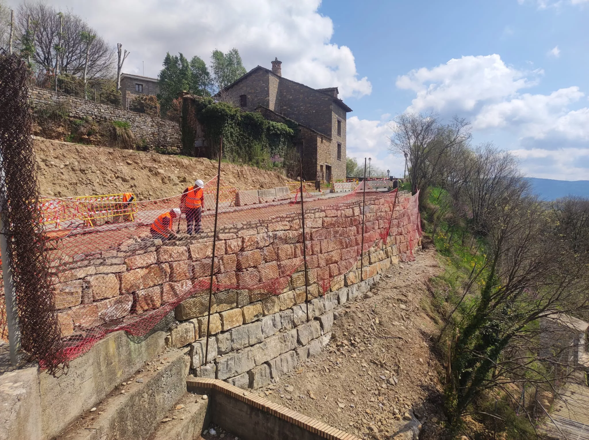 Muro de contención construido en el lugar donde se produjo el deslizamiento de la ladera en el acceso a la villa medieval de Aínsa. Muro de contención construido en el lugar donde se produjo el deslizamiento de la ladera en el acceso a la villa medieval de Aínsa.