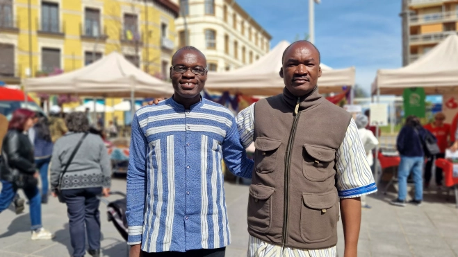 Constantin Sere, secretario general, y Richard Dakuyo. Foto Myriam Martínez Constantin Sere, secretario general, y Richard Dakuyo. Foto Myriam Martínez