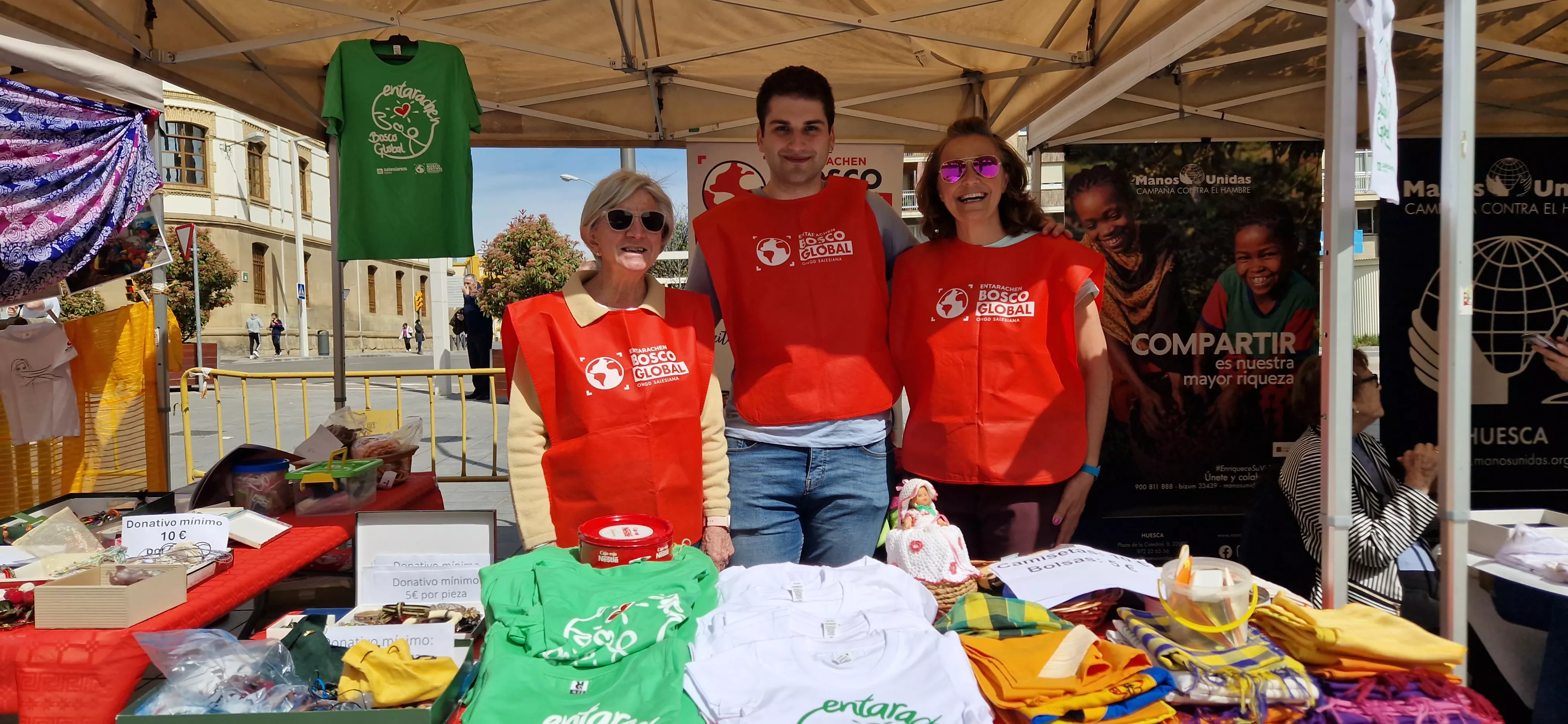 Miembros de Entarachén Bosco Global, en la reciente Feria de la Solidaridad y la Cooperación. Foto Myriam Martínez