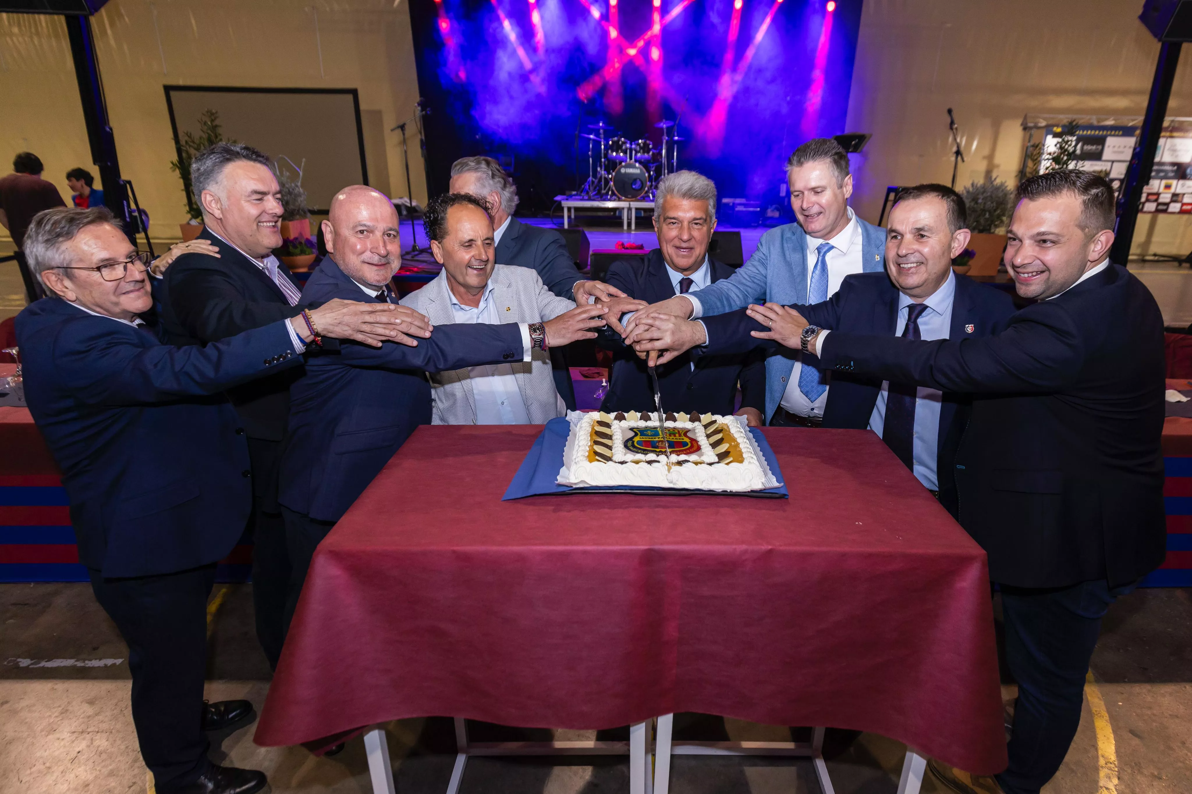 Laporta y autoridades con la tarta del 50 aniversario de la Peña Barcelonista de Fraga