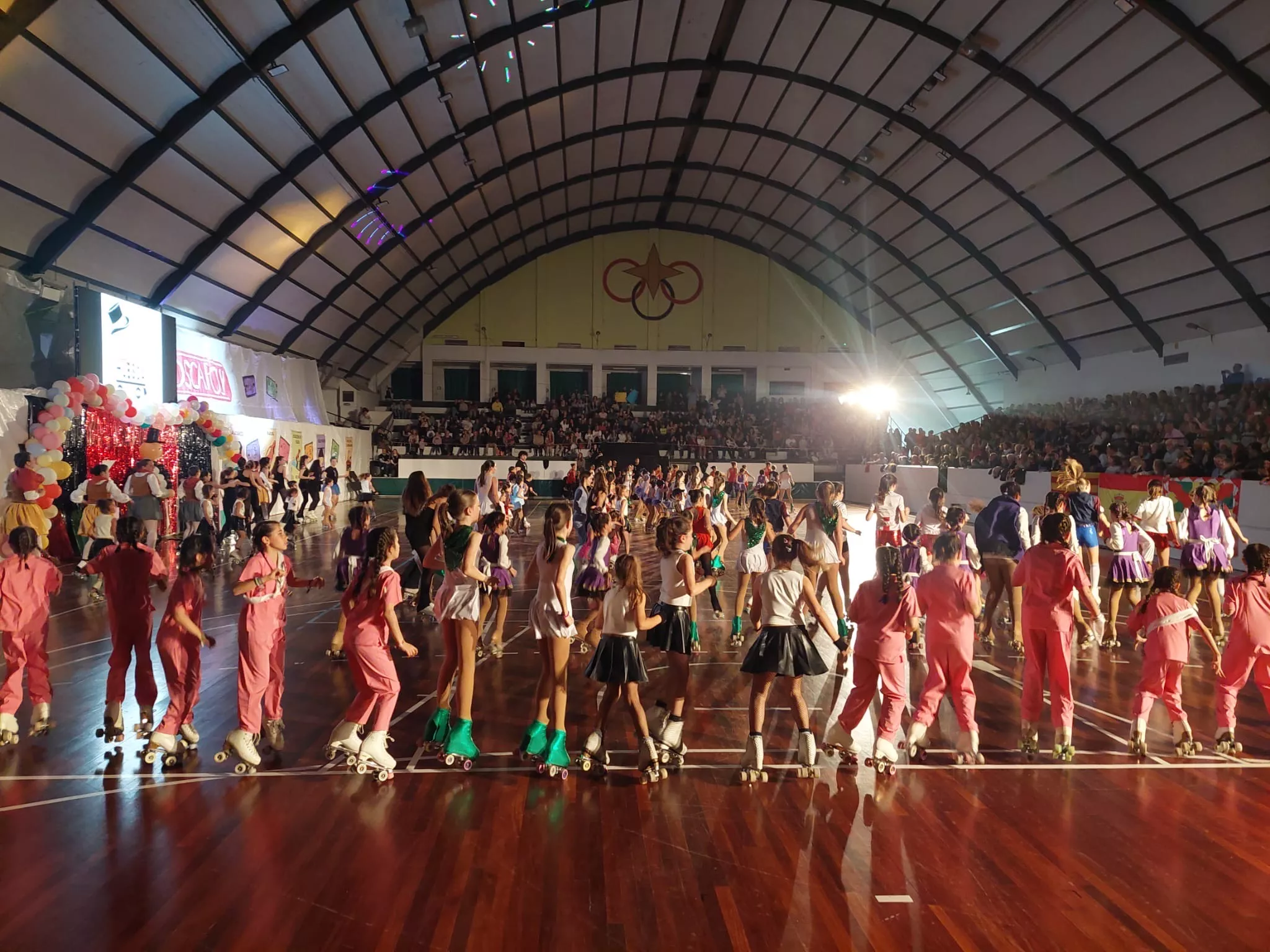 Un gran ambiente acompañó a la exhibición del Club Patín en el Pabellón del Parque.