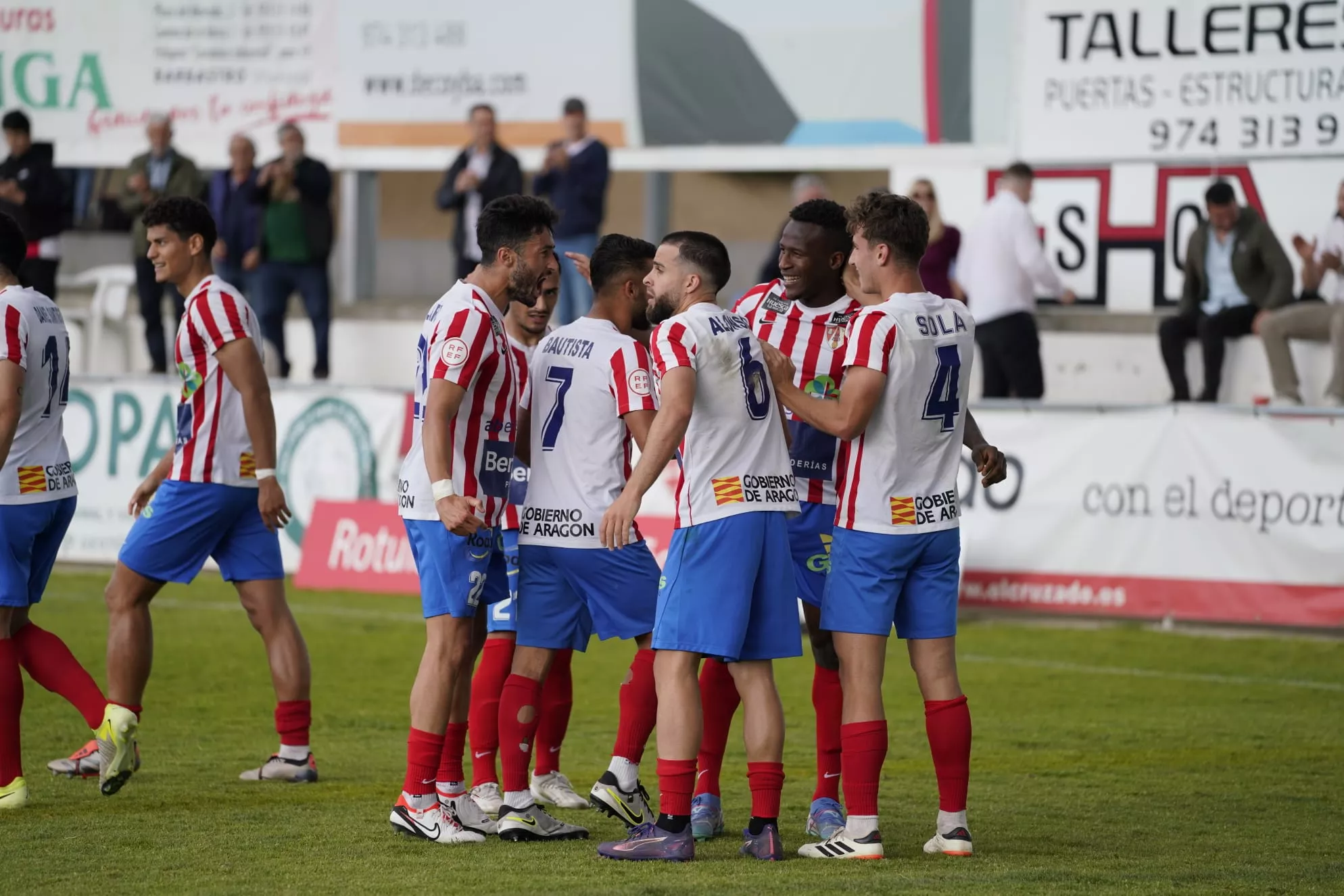 El Barbastro celebra el gol de Binke en el 90’. Foto: @fotomaniafut