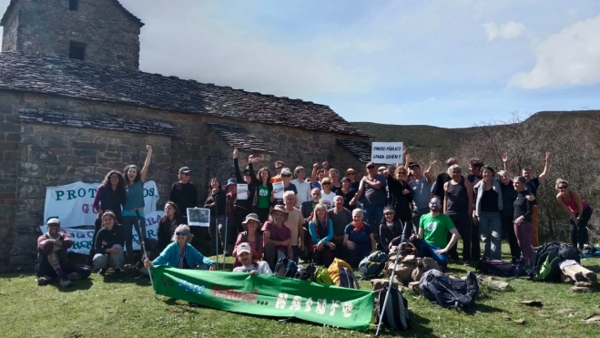 Participantes en la marcha contra la carretera entre Bara y Las Bellostas. Participantes en la marcha contra la carretera entre Bara y Las Bellostas.
