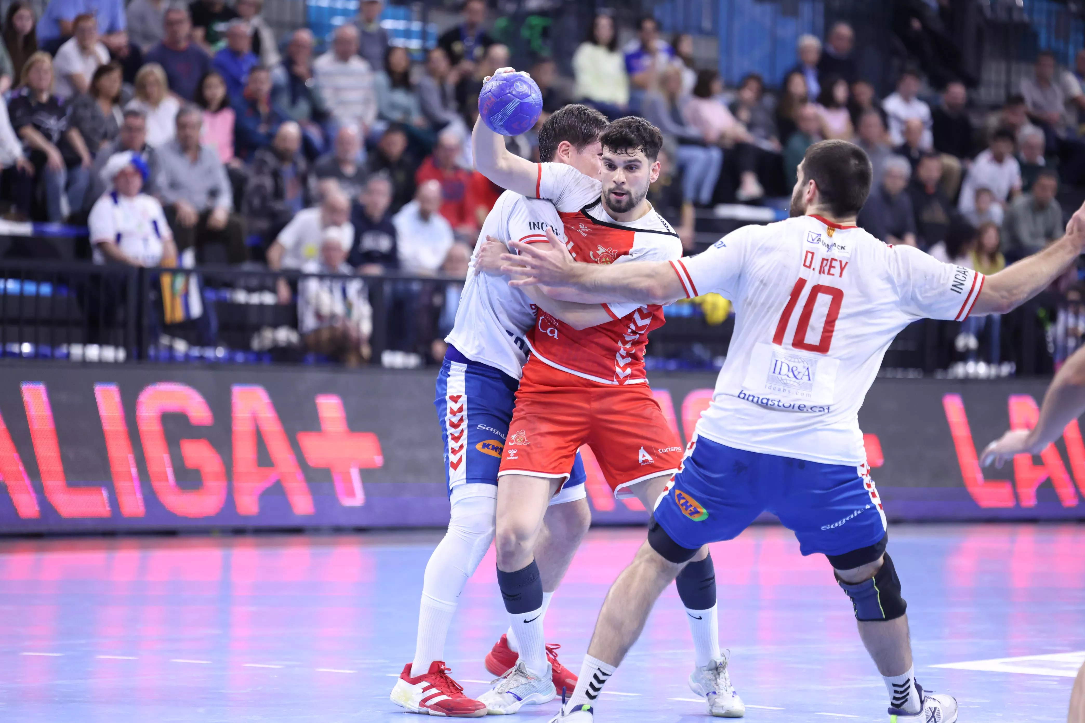 Miguel Malo, sujetado por dos defensas de Granollers. Xavier Solanas | DGC Fotografías