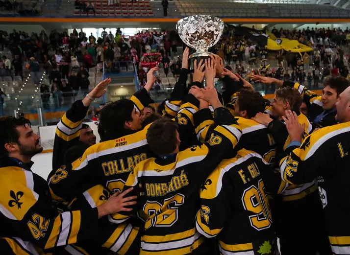 El Puigcerdá levanta la Copa en Jaca. Foto: RFEDH/Lucía Benaisa