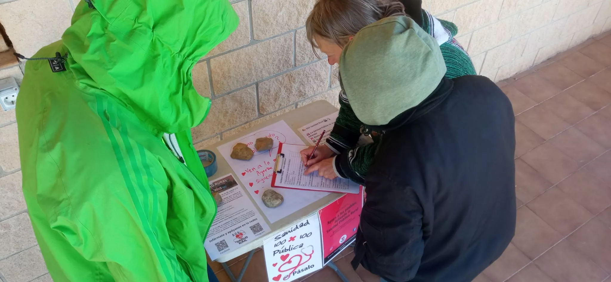 Recogida de firmas de la Plataforma SOS Sanidad Rural Ayerbe.