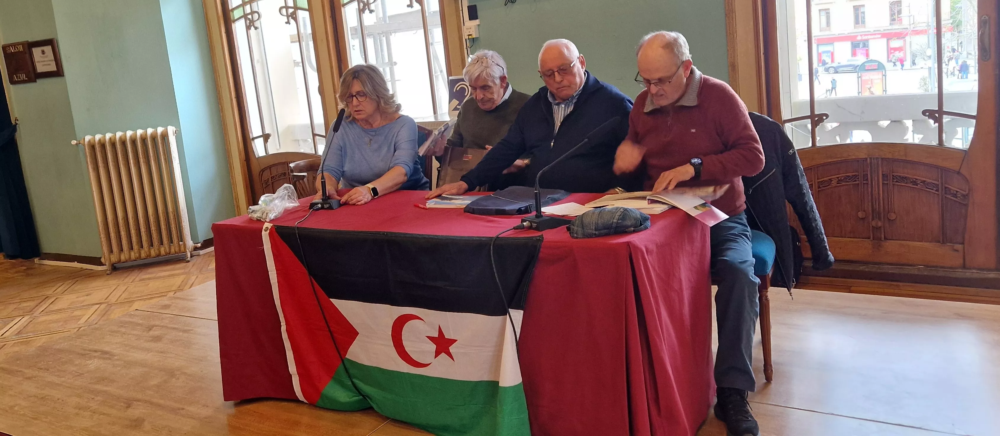 presentación del libro "Sobrevivir en el Sáhara Occidental" de Vicente Ubalde